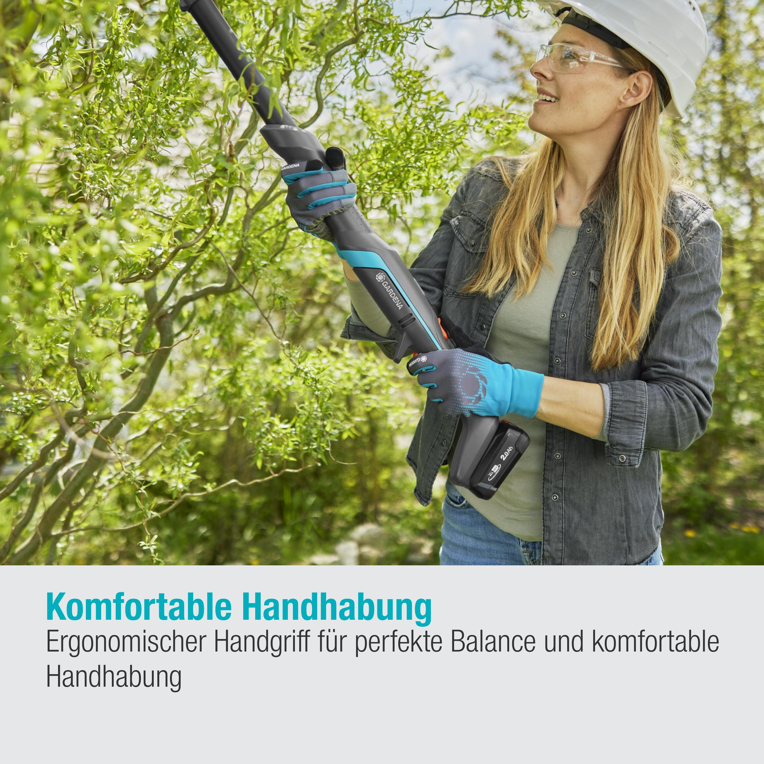 Eine Frau mit Schutzbrille, die eine Heckenschere in einem Garten benutzt.