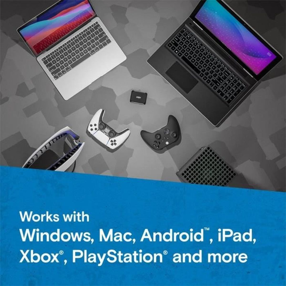 Widok z góry na laptopy, mały hub i kontrolery do gier. Niebieski tekst na dole.