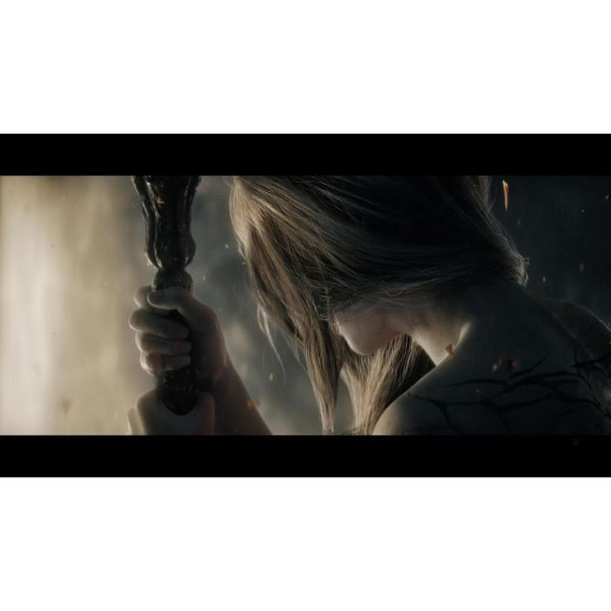 Osoba trzyma laskę w ciemnej scenerii. Światło wydaje się emanować z laski.