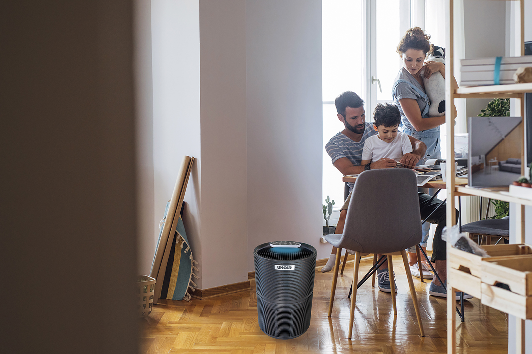Famiglia in una stanza, vicino a un purificatore d'aria.