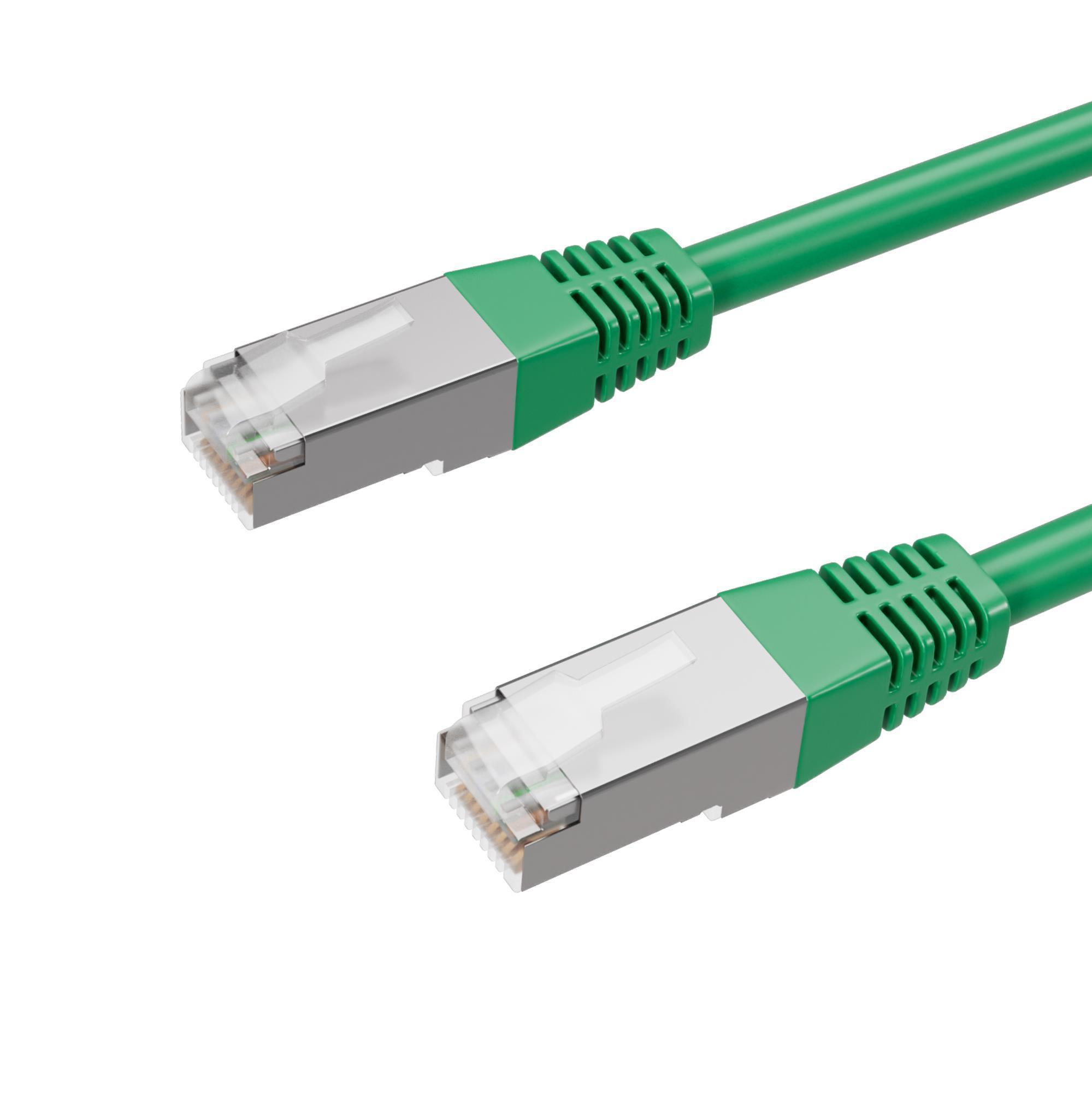 Zwei grüne Ethernet-Kabel mit silbernen Steckern auf weißem Hintergrund.