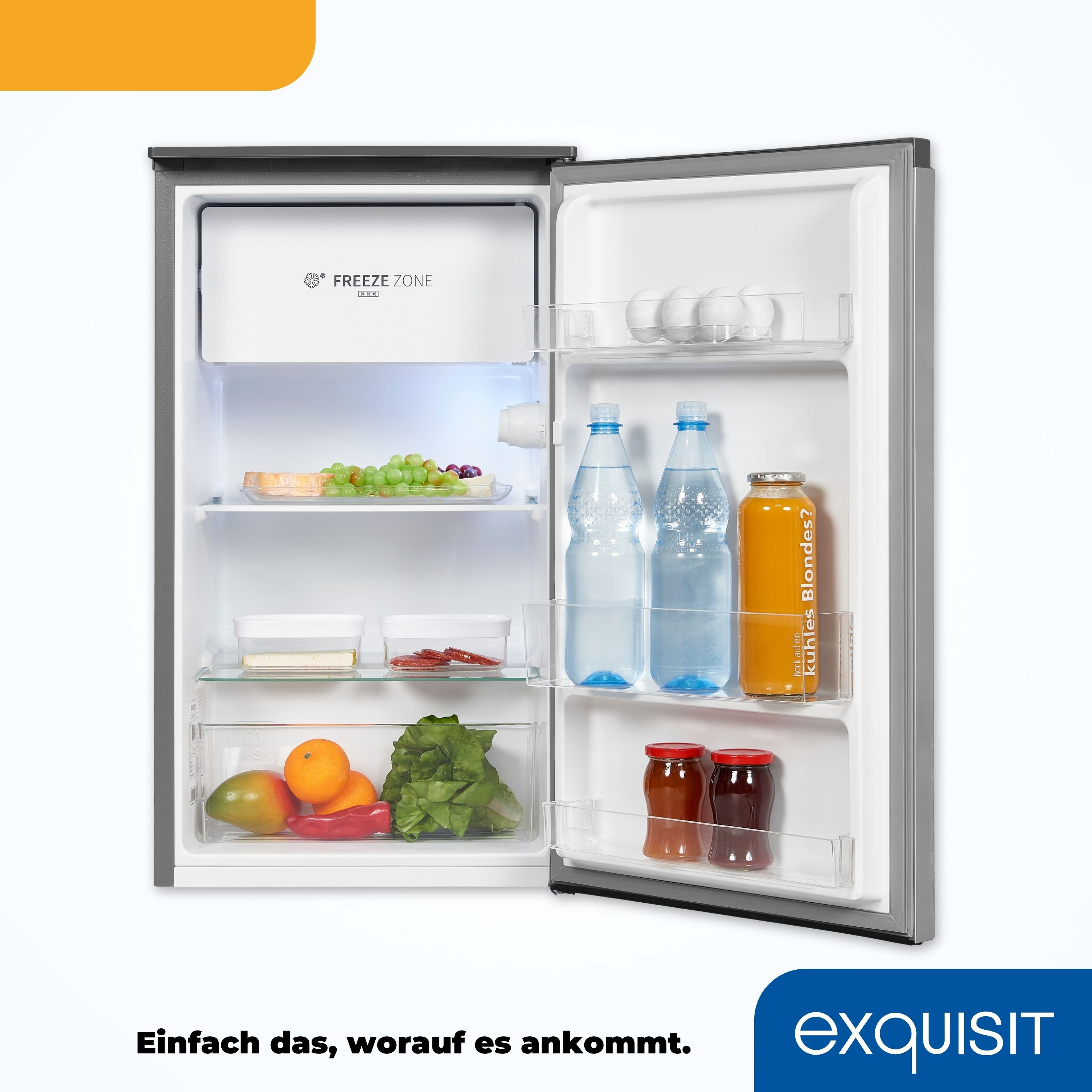 Ein offener Kühlschrank mit Lebensmitteln, darunter Flaschen, Früchte und Behälter.