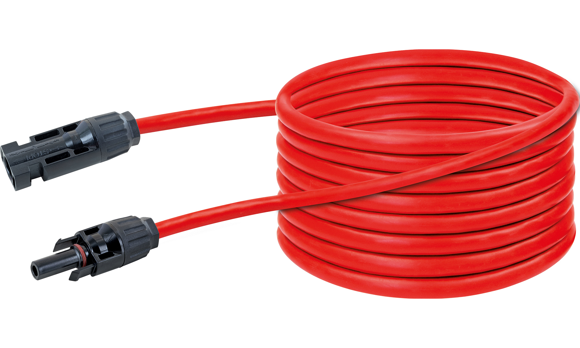 Czerwony kabel solarny zwinięty. Czarne złącza na obu końcach. Białe tło.