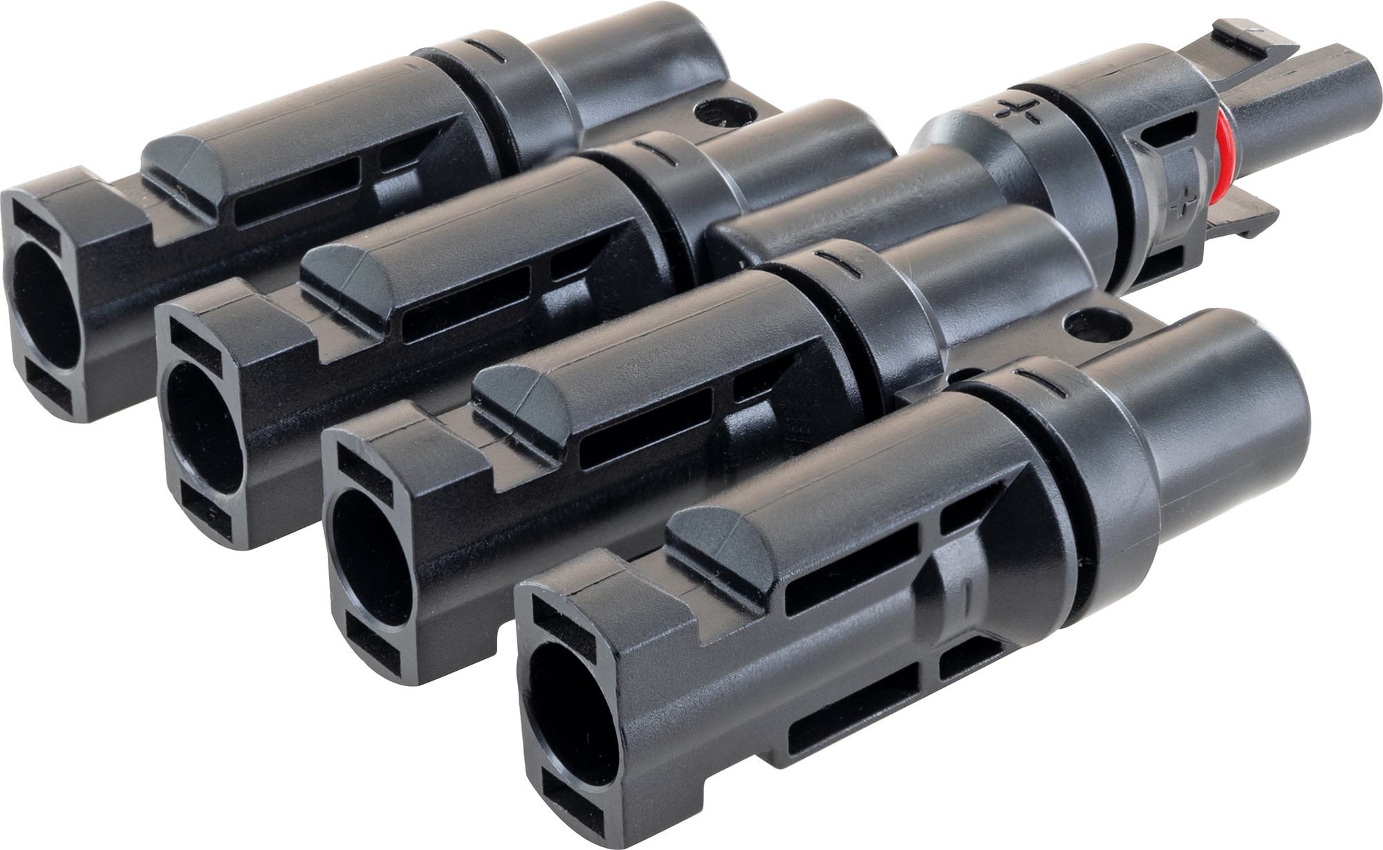 Vier schwarze Stecker mit mehreren Öffnungen. Sie sind in einer Reihe angeordnet. Der Hintergrund ist weiß.