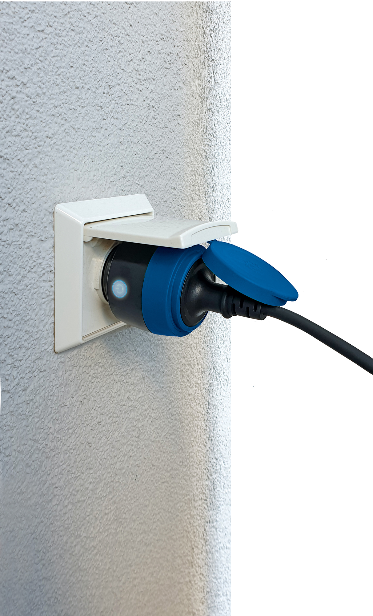 Ein elektrischer Stecker und eine Steckdose sind an einer weißen Wand angeschlossen. Der Stecker ist blau und schwarz.