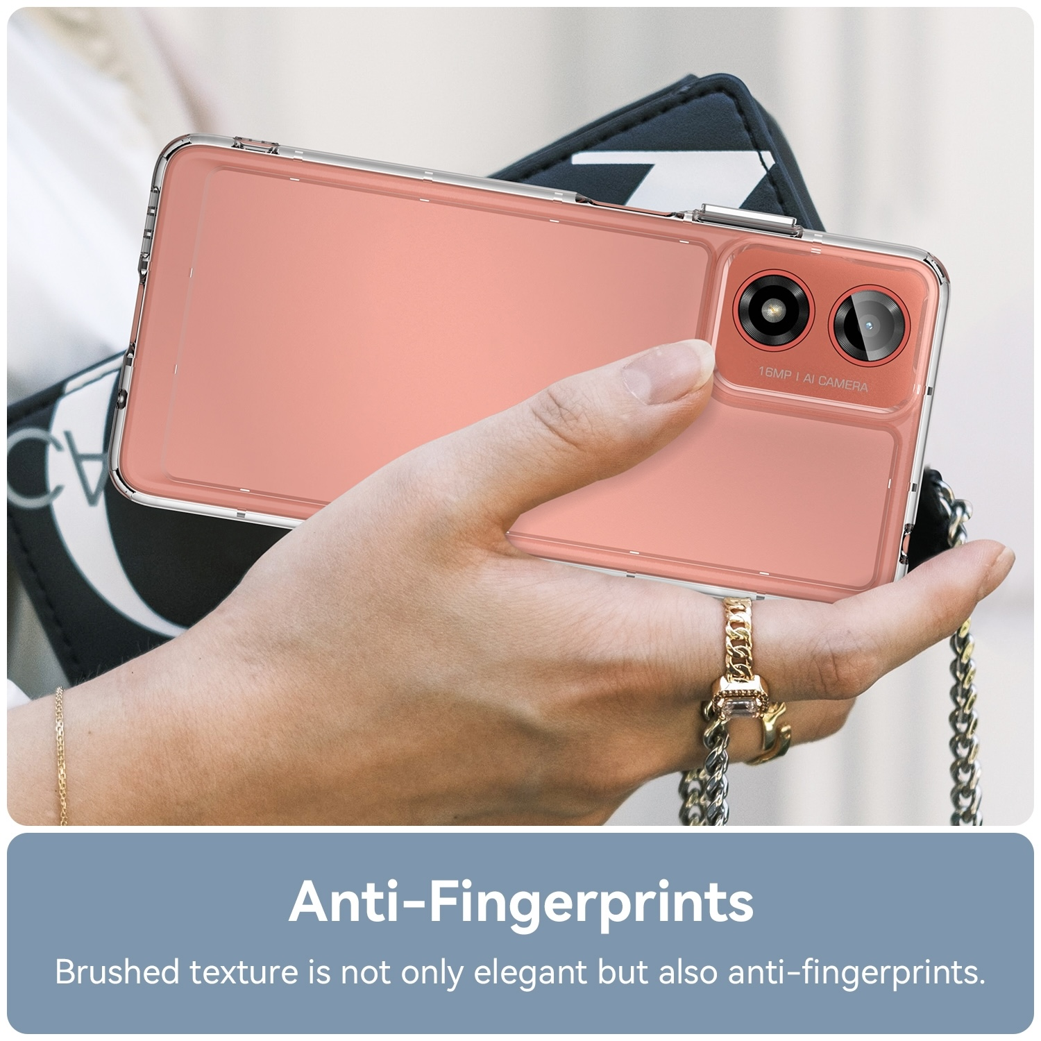 Eine Hand hält ein pinkes Telefon in einer durchsichtigen Hülle, mit einem Trageriemen im Hintergrund.