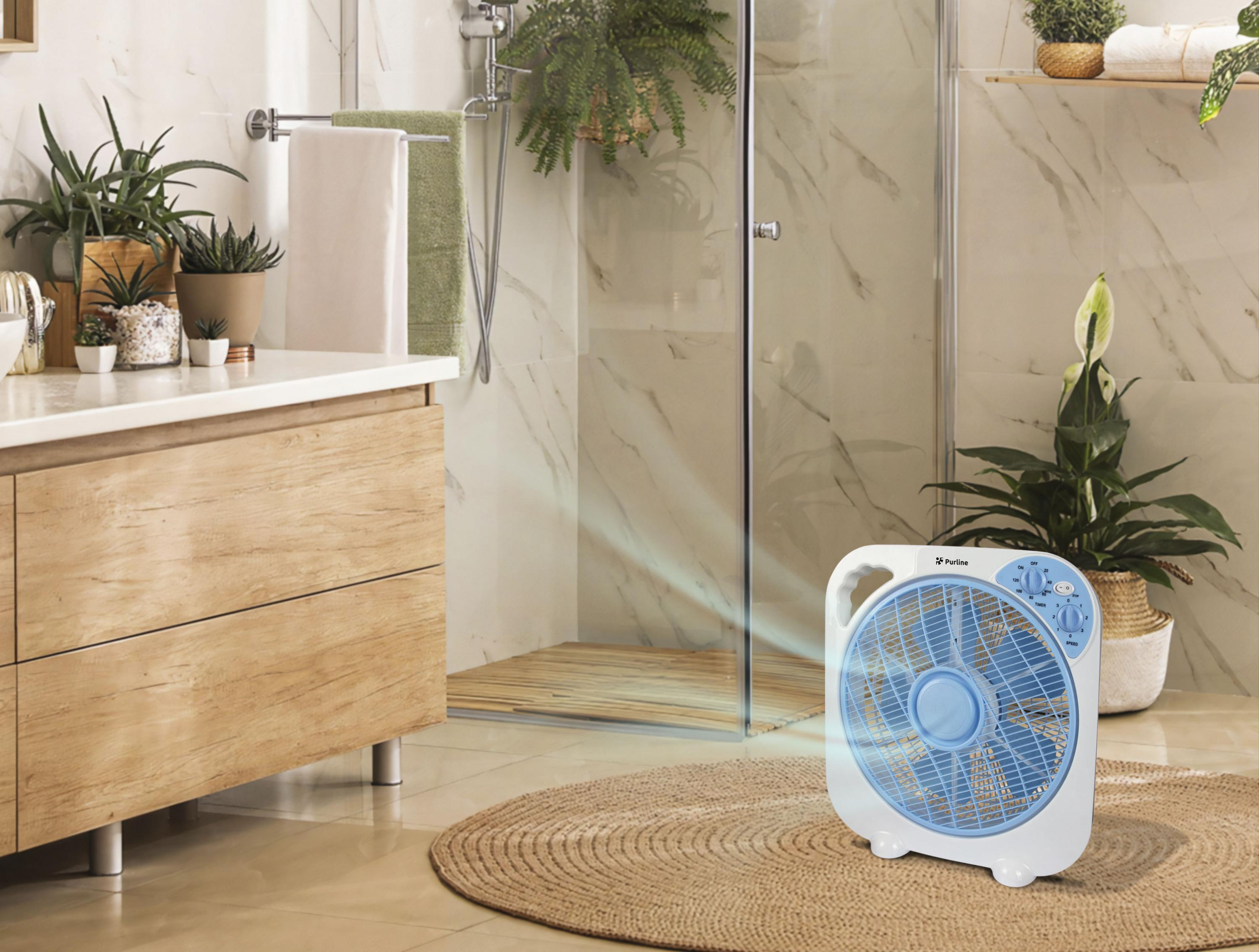Badezimmer mit Ventilator, der Luft bläst. Mit Dusche, Pflanzen und Holzschrank.