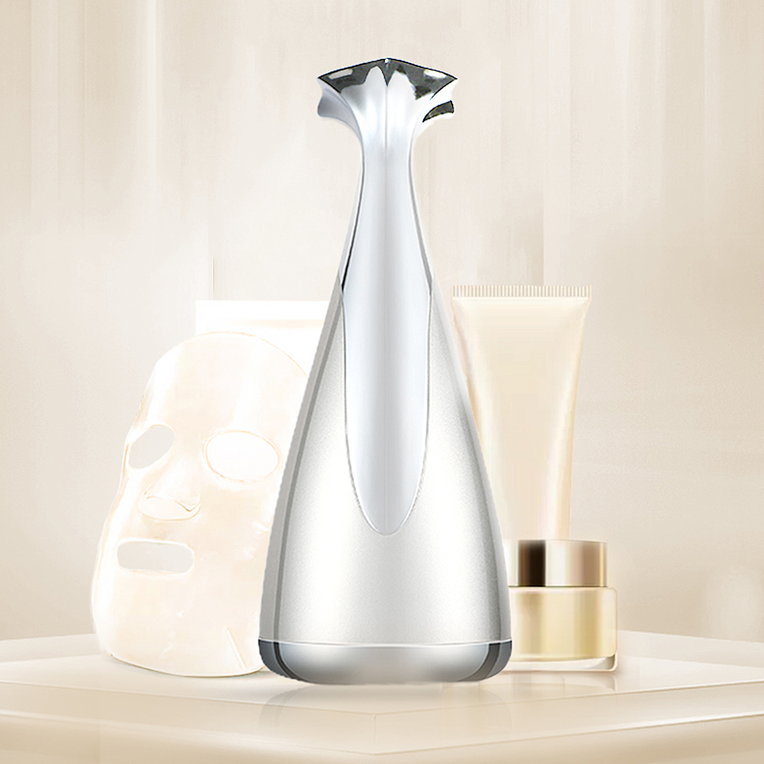 Dispositivo de belleza plateado con productos para el cuidado de la piel y crema.
