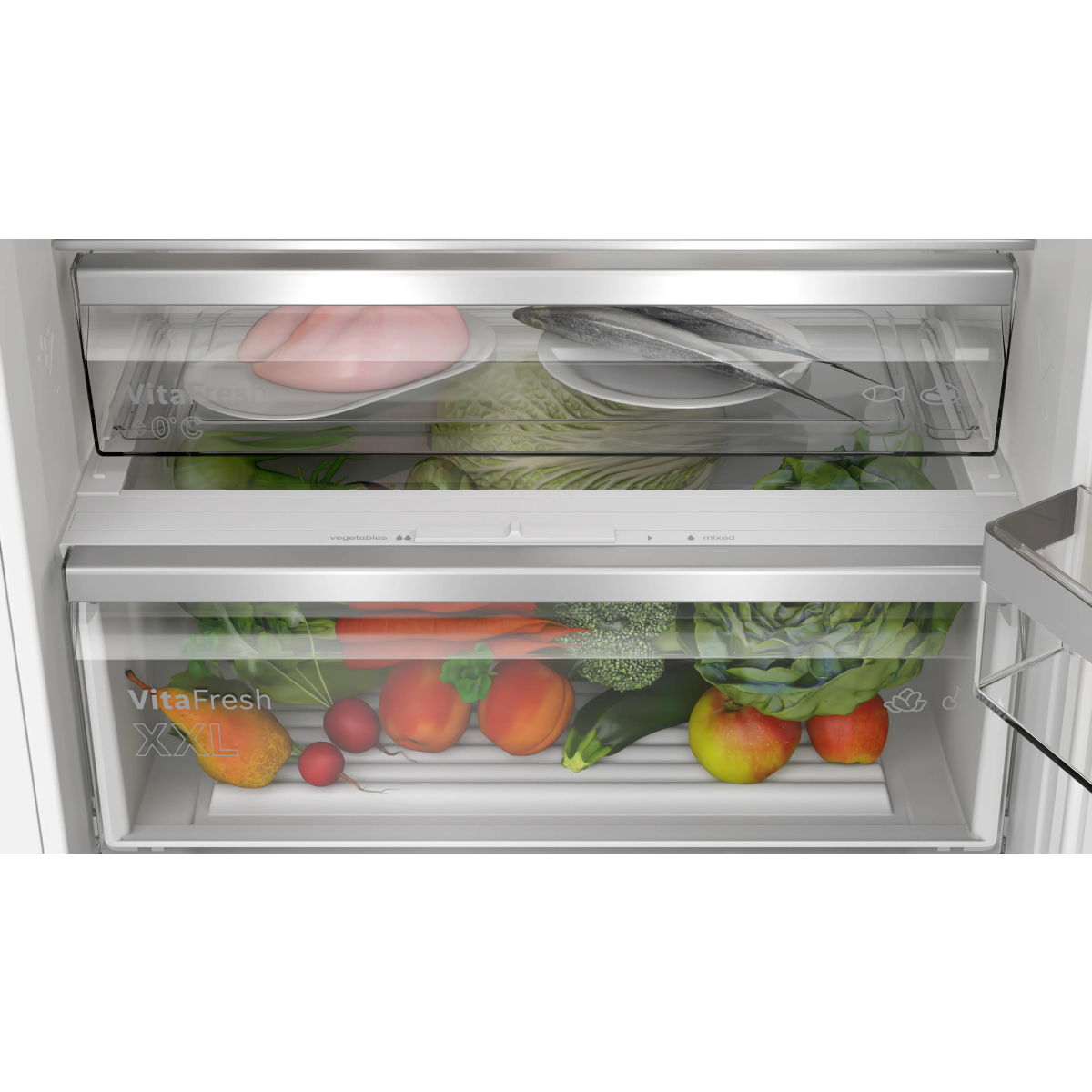 Refrigerador abierto con cajones de verduras y frutas llenos de productos frescos.