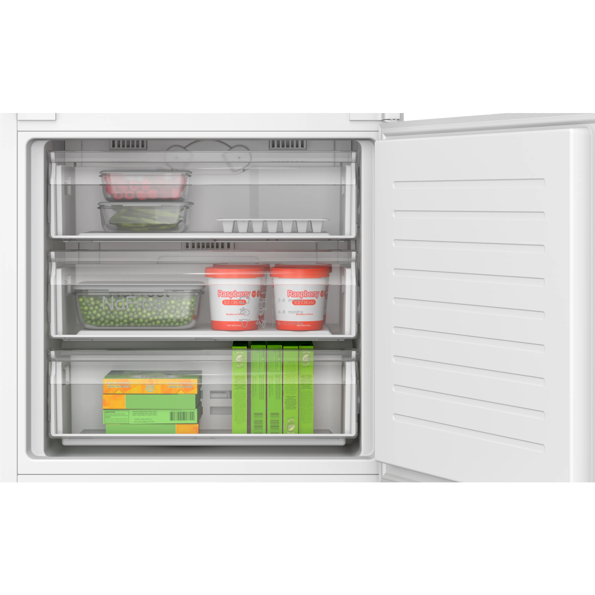 Un refrigerador abierto con tres estantes. Contiene alimentos como helado y verduras.