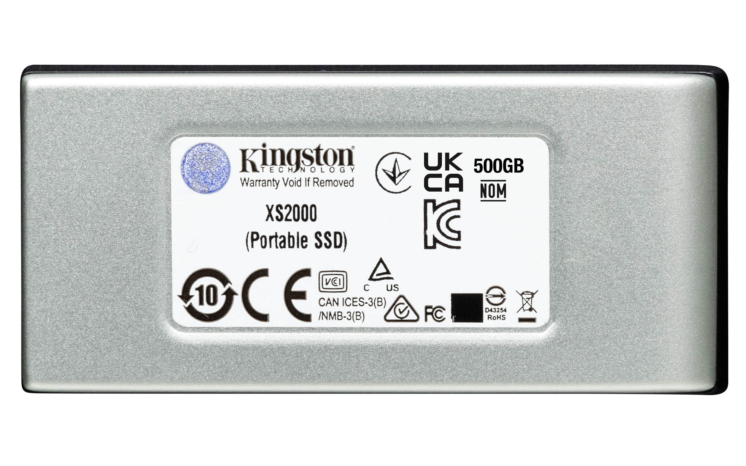 Przenośny dysk SSD Kingston XS2000. Ma logo i specyfikacje na srebrnym tle.