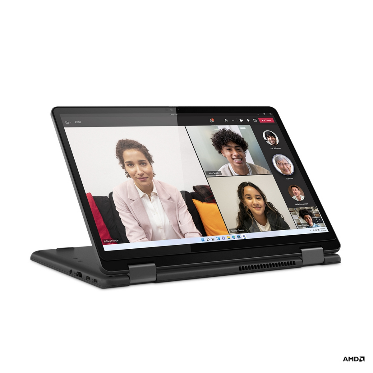 Un laptop su una scrivania che mostra una videochiamata con più partecipanti.