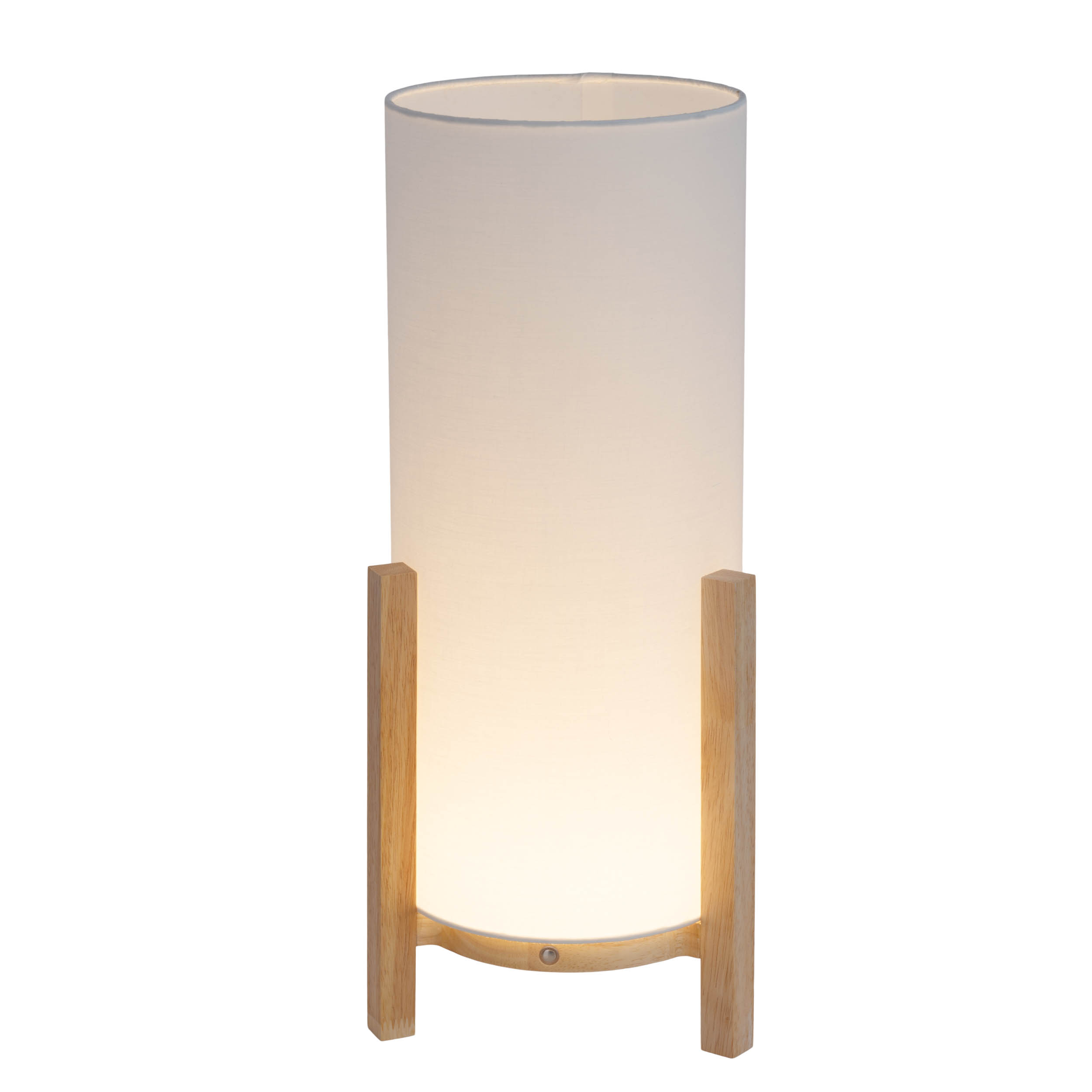 Eine Tischlampe mit weißem, zylindrischen Lampenschirm und Holzbeinen. Weißer Hintergrund.
