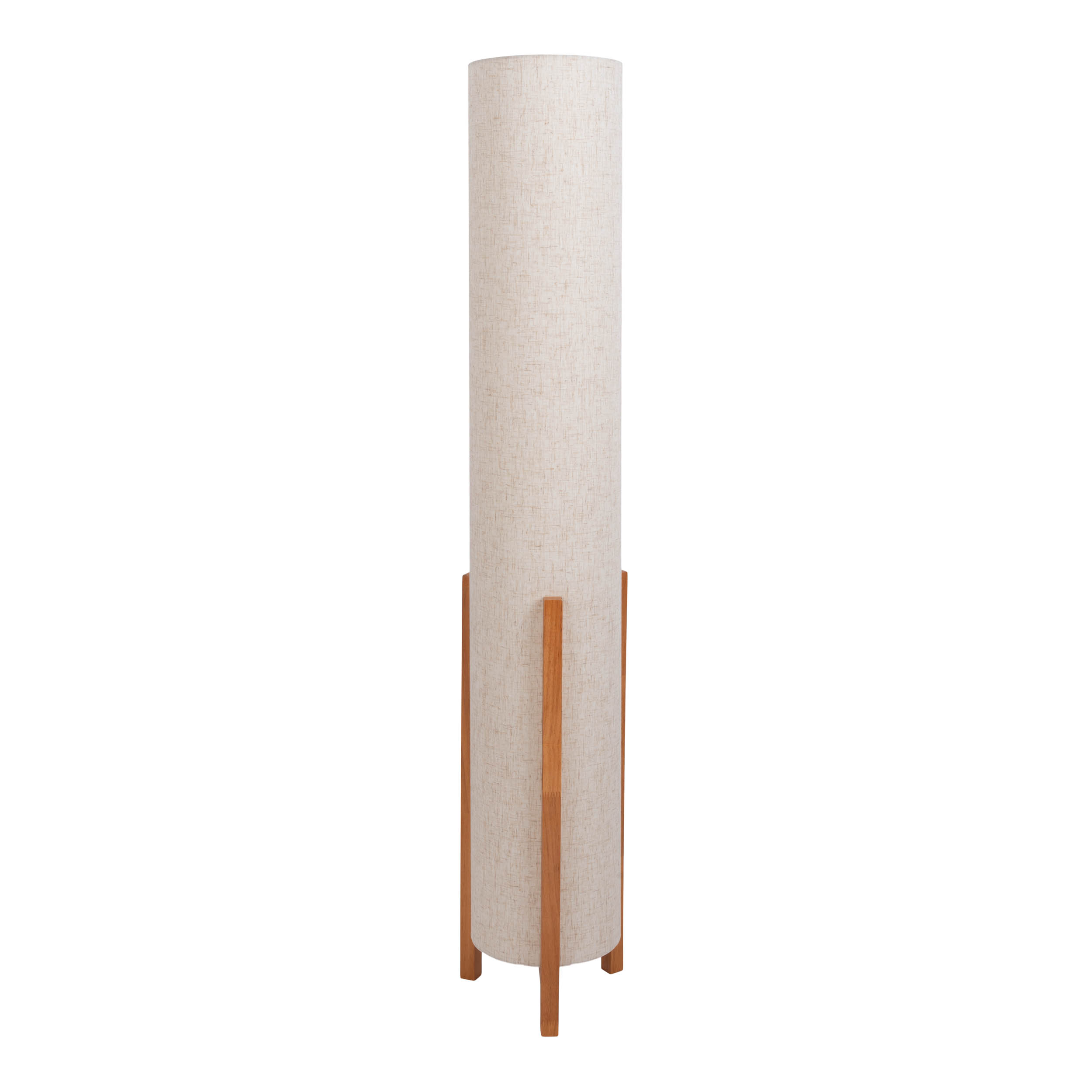 Lampada da terra alta e cilindrica con paralume in tessuto beige e gambe in legno, su sfondo bianco.
