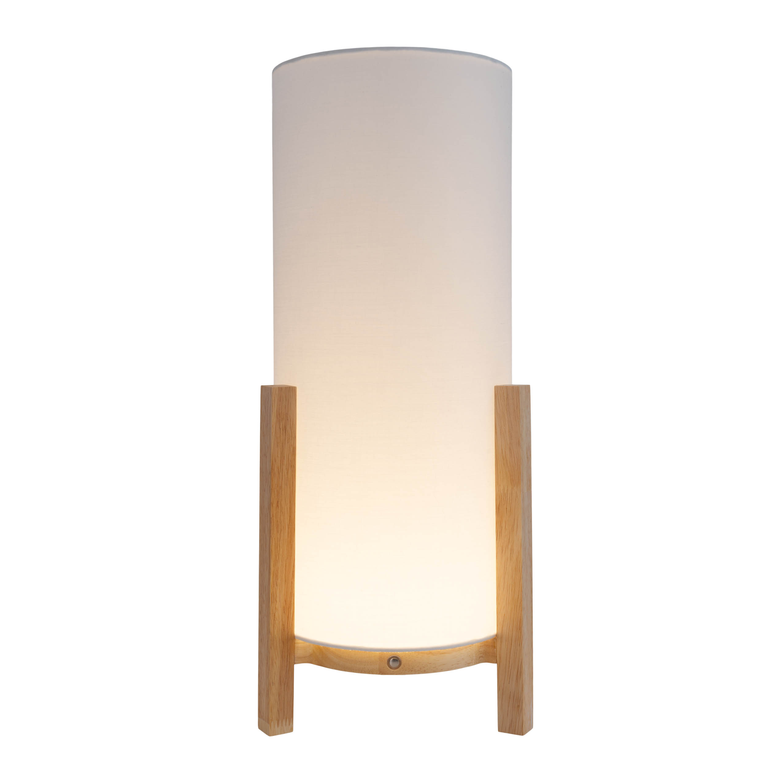 Eine zylindrische Tischlampe mit weißem Stoffschirm und Holzsockel. Das Licht ist an.