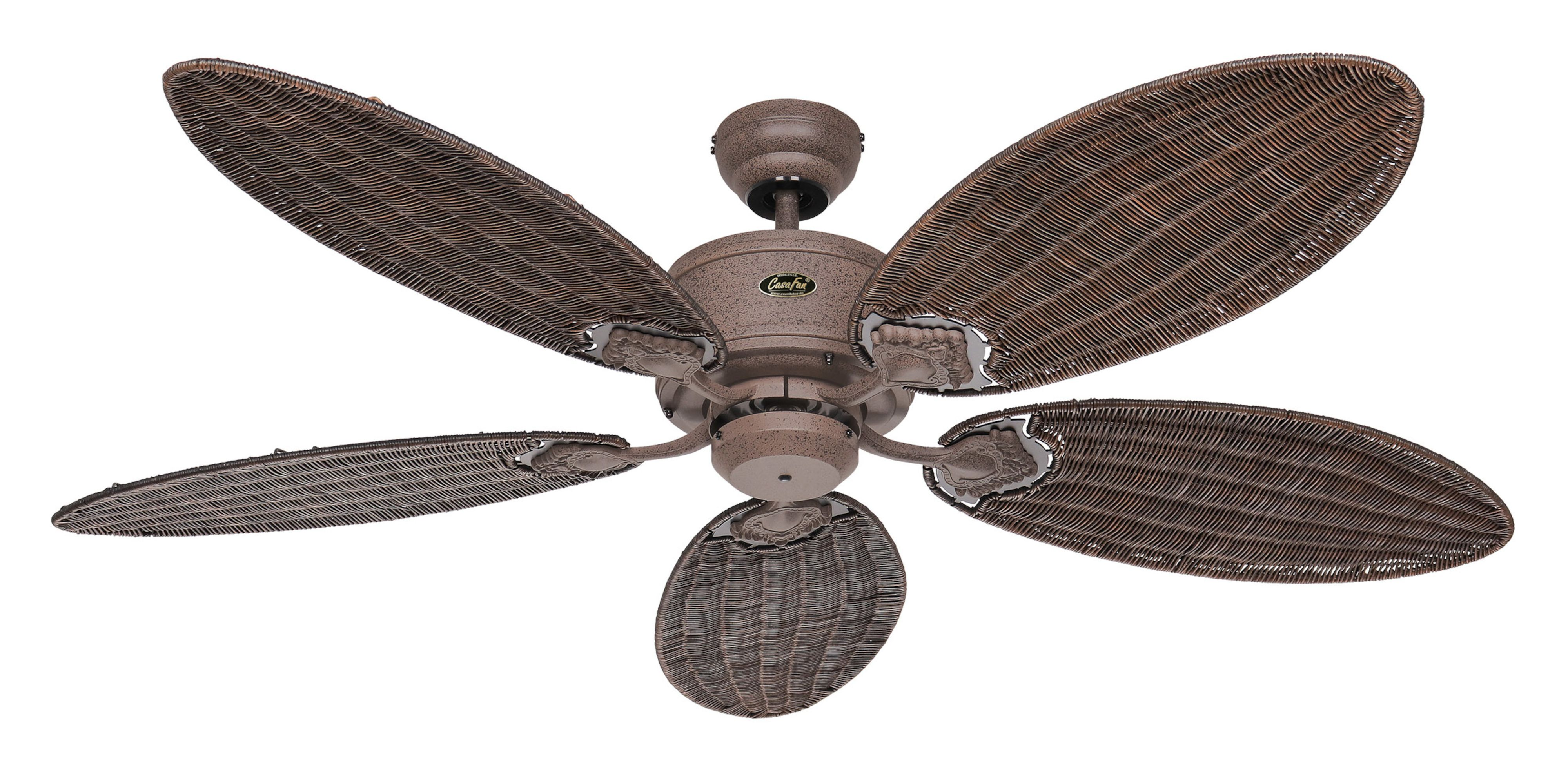 Un ventilatore da soffitto marrone con cinque pale in stile vimini su sfondo bianco.