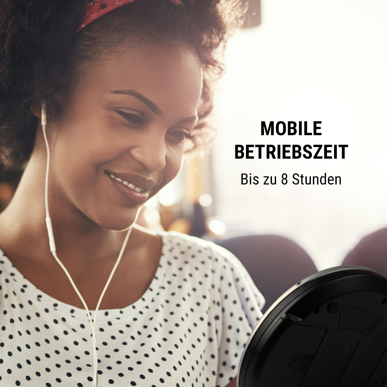 Eine Frau mit Kopfhörern lächelt und hält ein rundes Gerät. Text lautet 'Mobile Betriebzeit' und 'Bis zu 8 Stunden'.