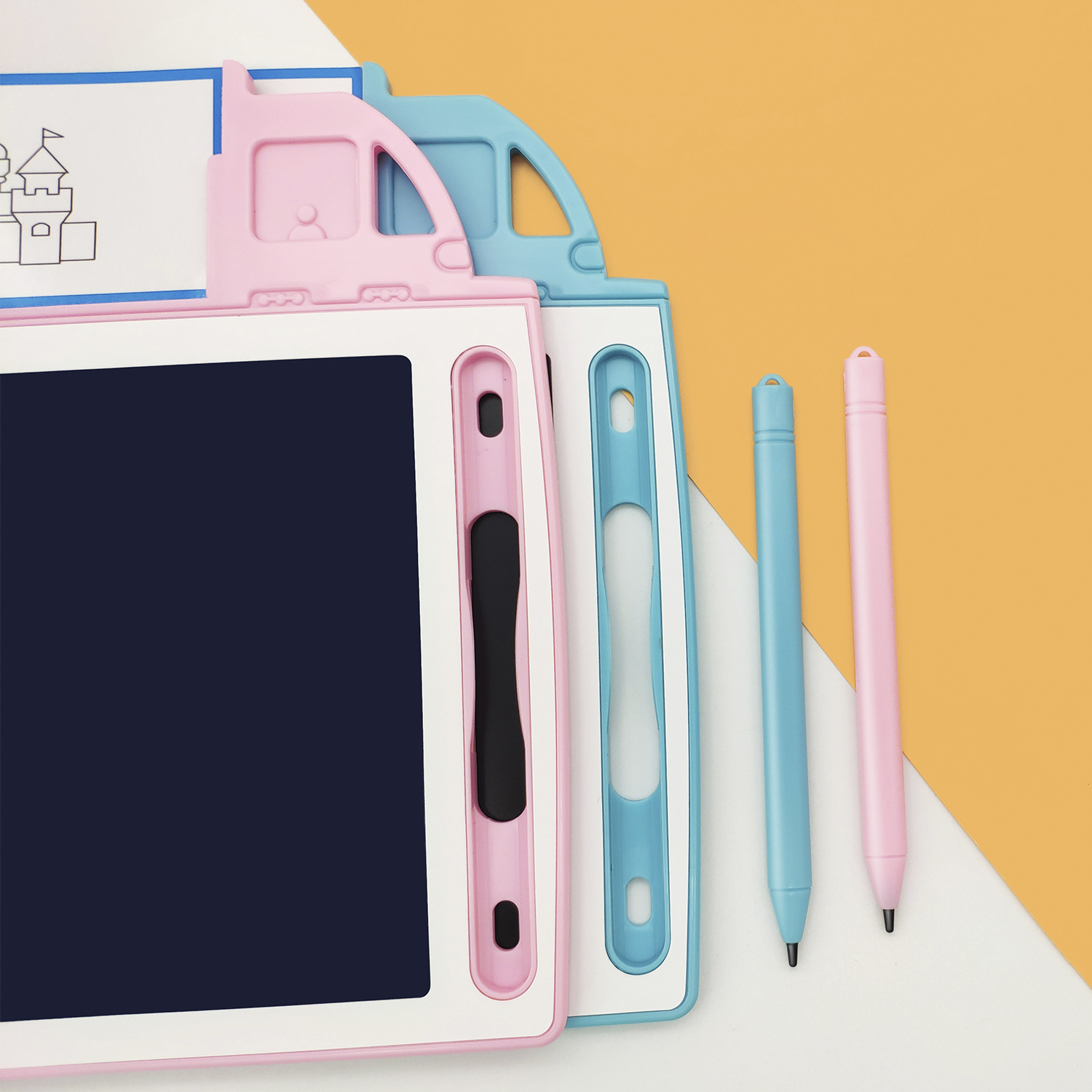 Ein Set aus drei Zeichentabletts, zwei rosa und eines blau, mit Stiften auf buntem Hintergrund.