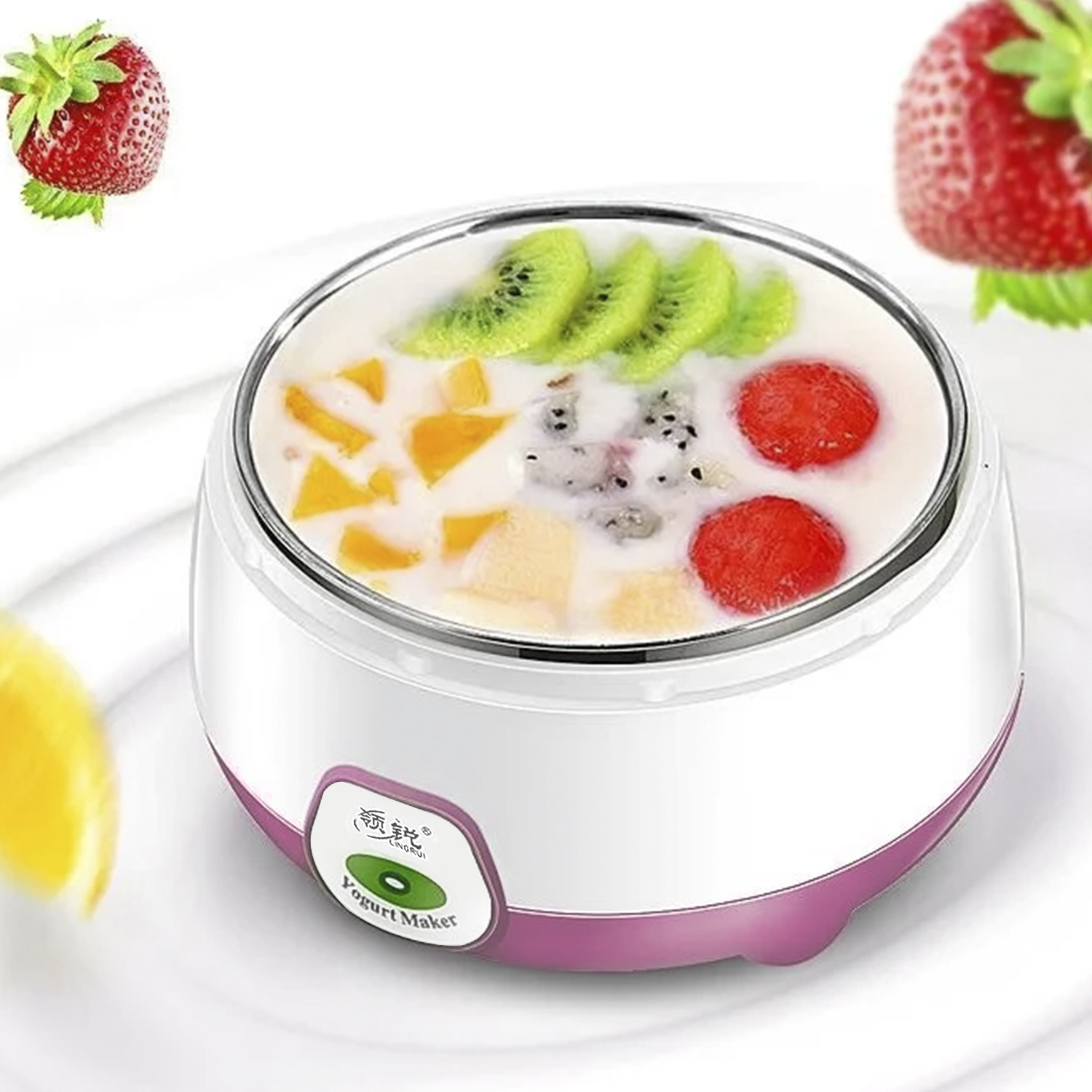 Joghurtbereiter mit Joghurt und Früchten. Erdbeeren und eine Zitrone sind im Hintergrund.