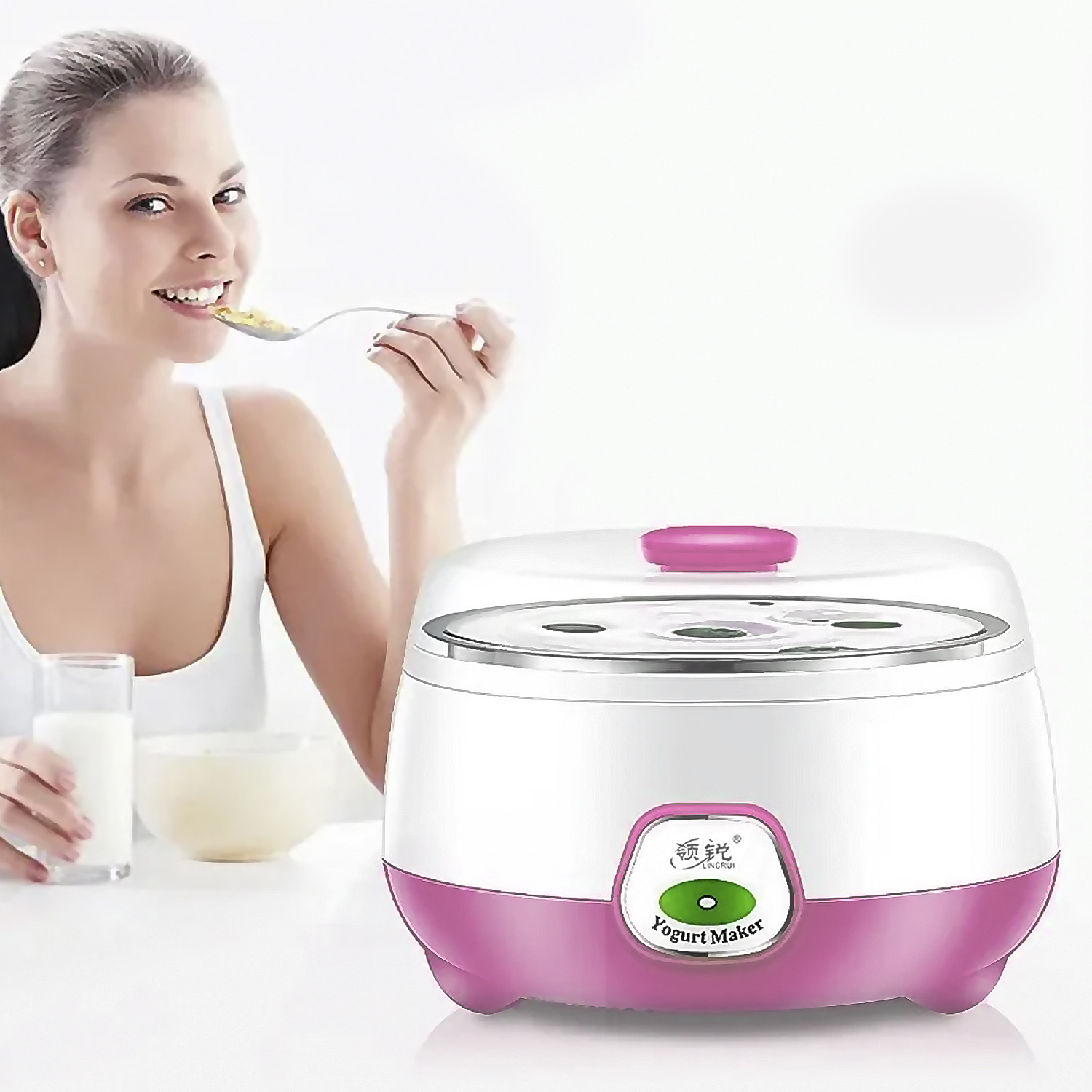Frau isst Joghurt neben einem Joghurtbereiter und einem Glas Milch, alles auf weißem Hintergrund.