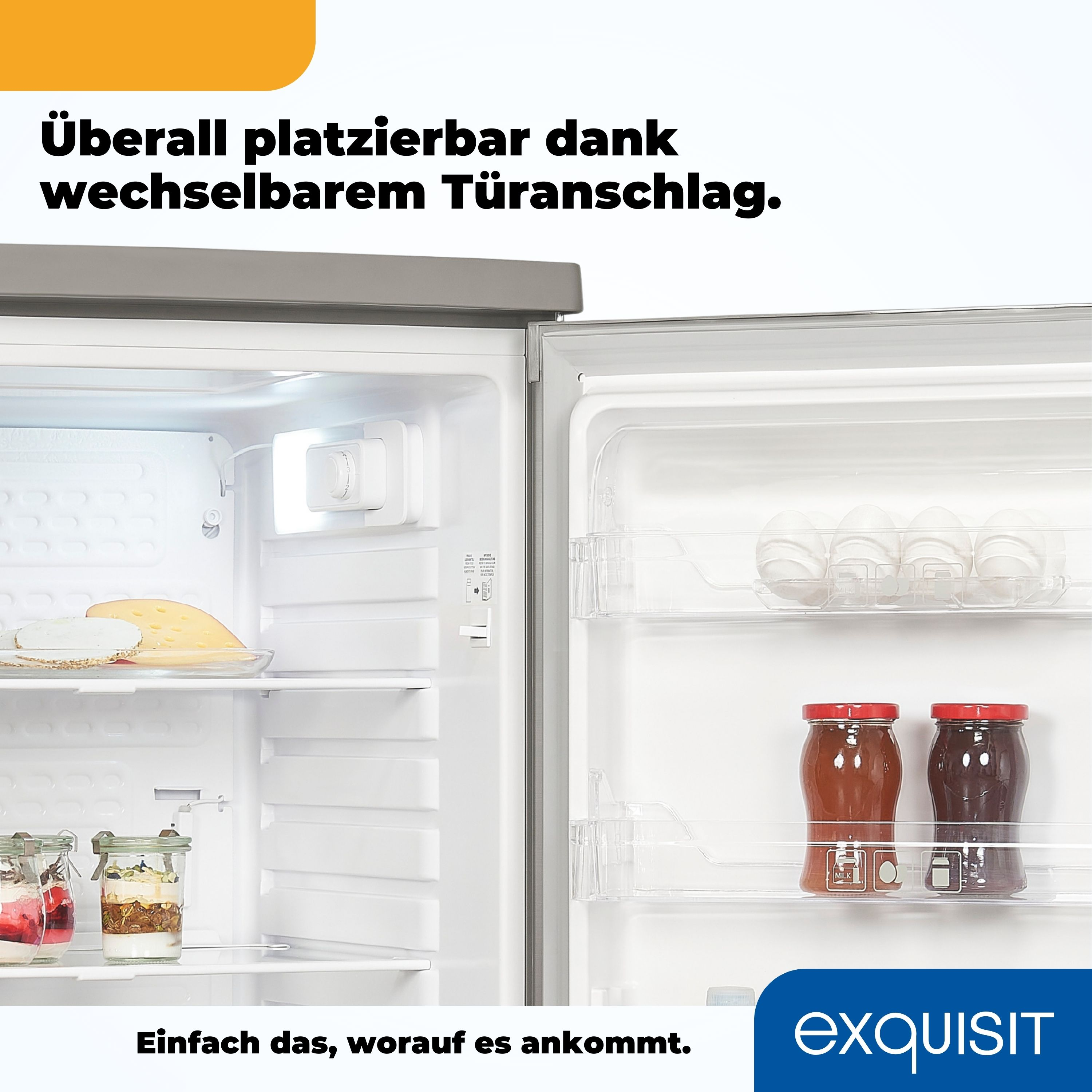 Offener Kühlschrank mit Inhalten. Gläser, Käse und Eier sind sichtbar. Edelstahl-Innenraum.