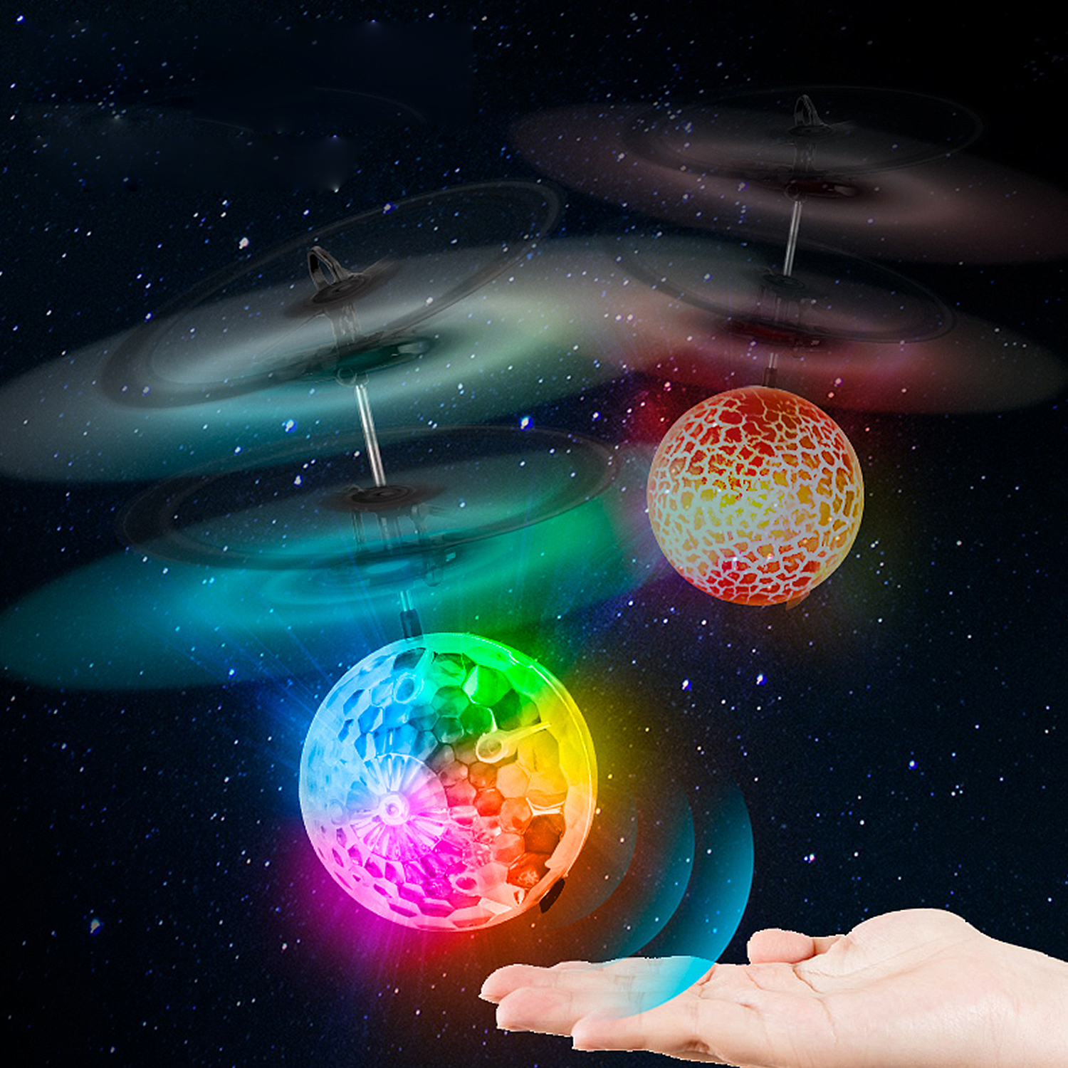 Hand, die ein Paar bunte, fliegende Kugeln mit Rotoren in sternenklarem Hintergrund hält.