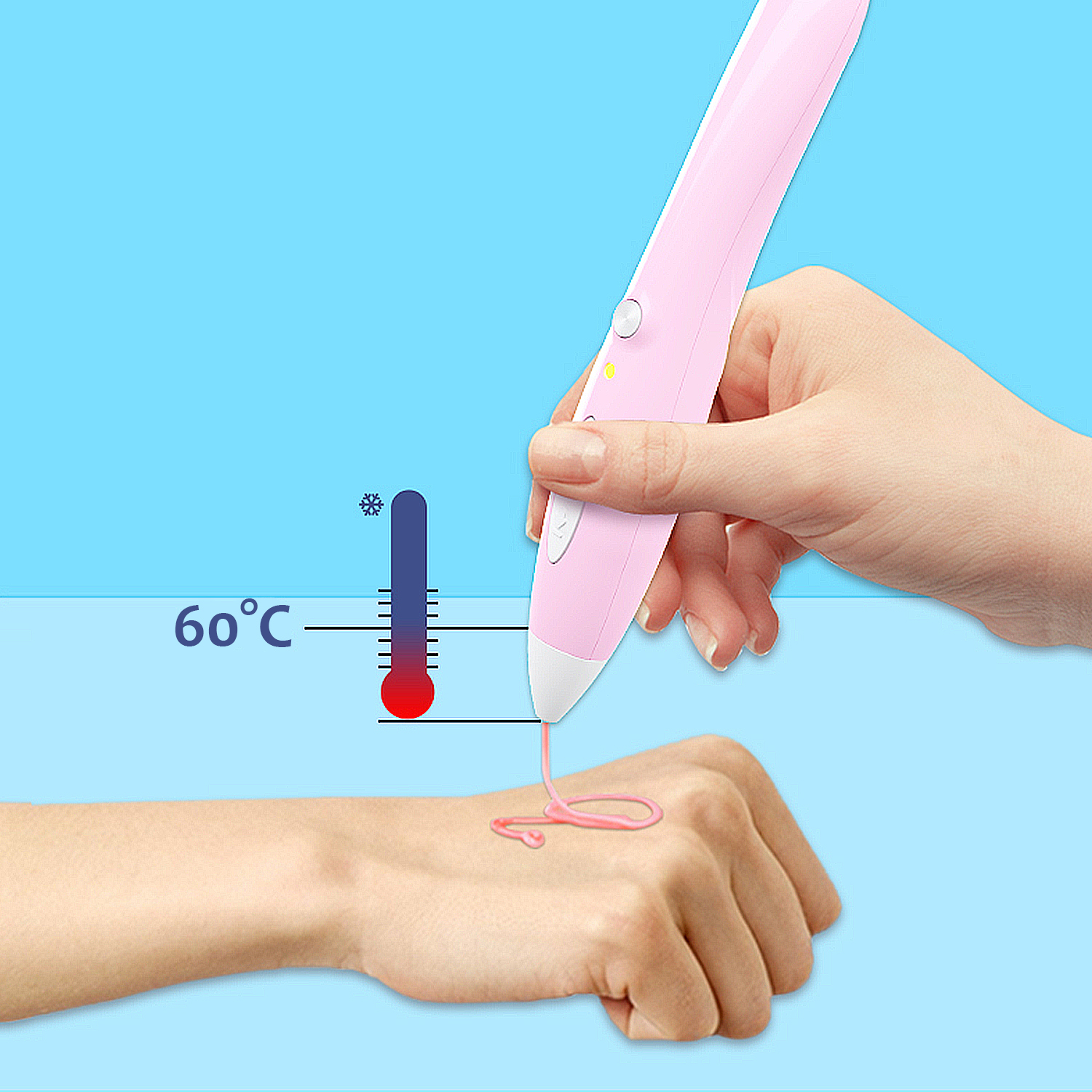 Eine Hand, die einen rosa 3D-Stift benutzt. Rotes, flüssiges Filament tritt aus. Blauer Hintergrund.