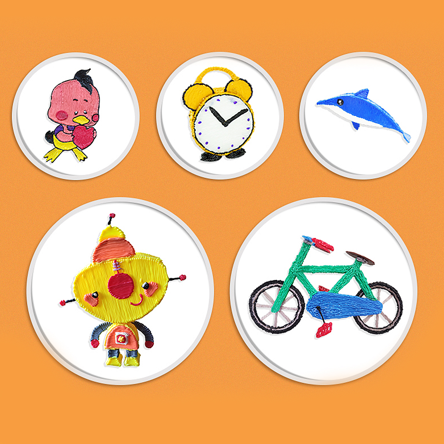 Gestickte Aufnäher eines Vogels, einer Uhr, eines Delfins, eines Roboters und eines Fahrrads.