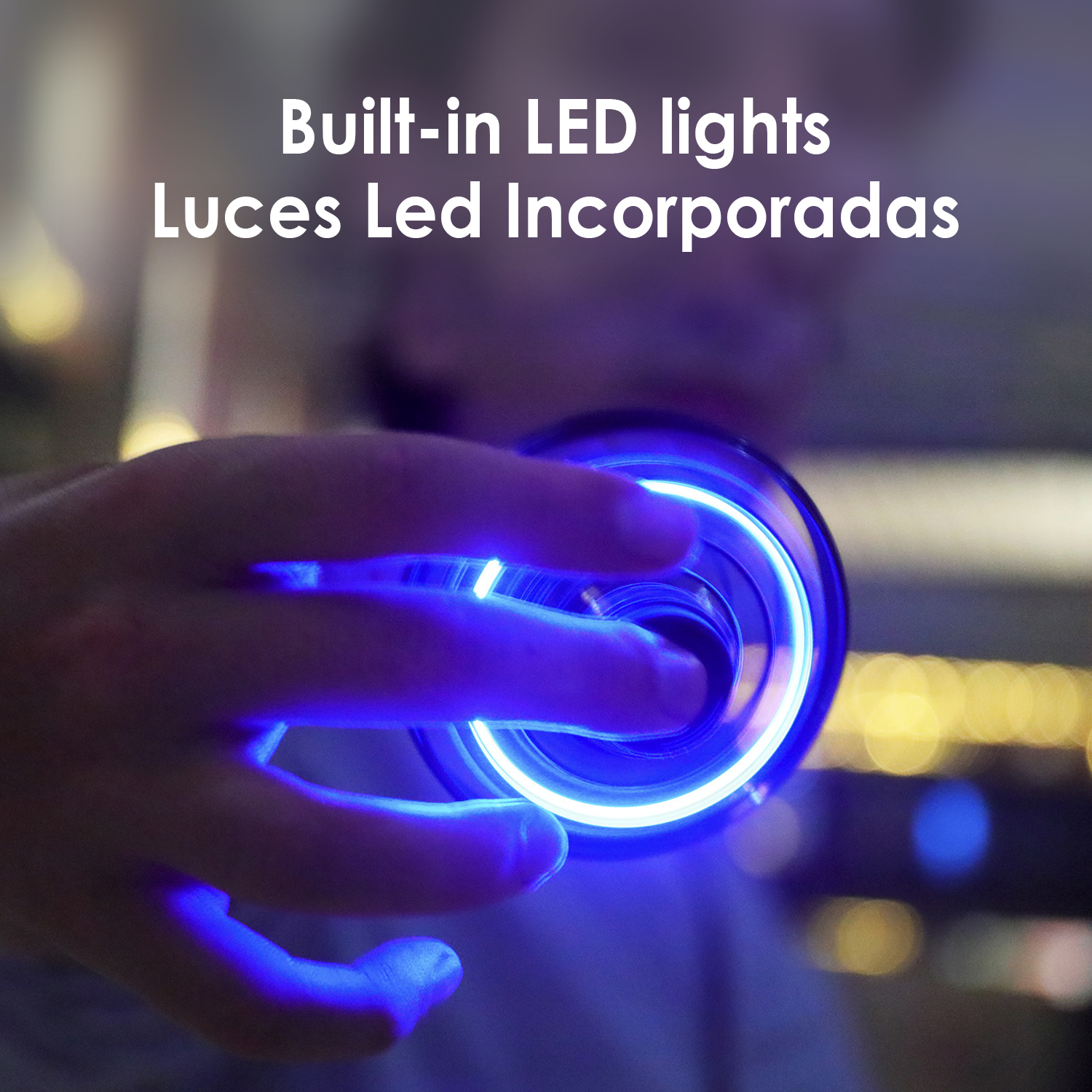 Mano sosteniendo una luz giratoria. Es azul claro con luces blancas.