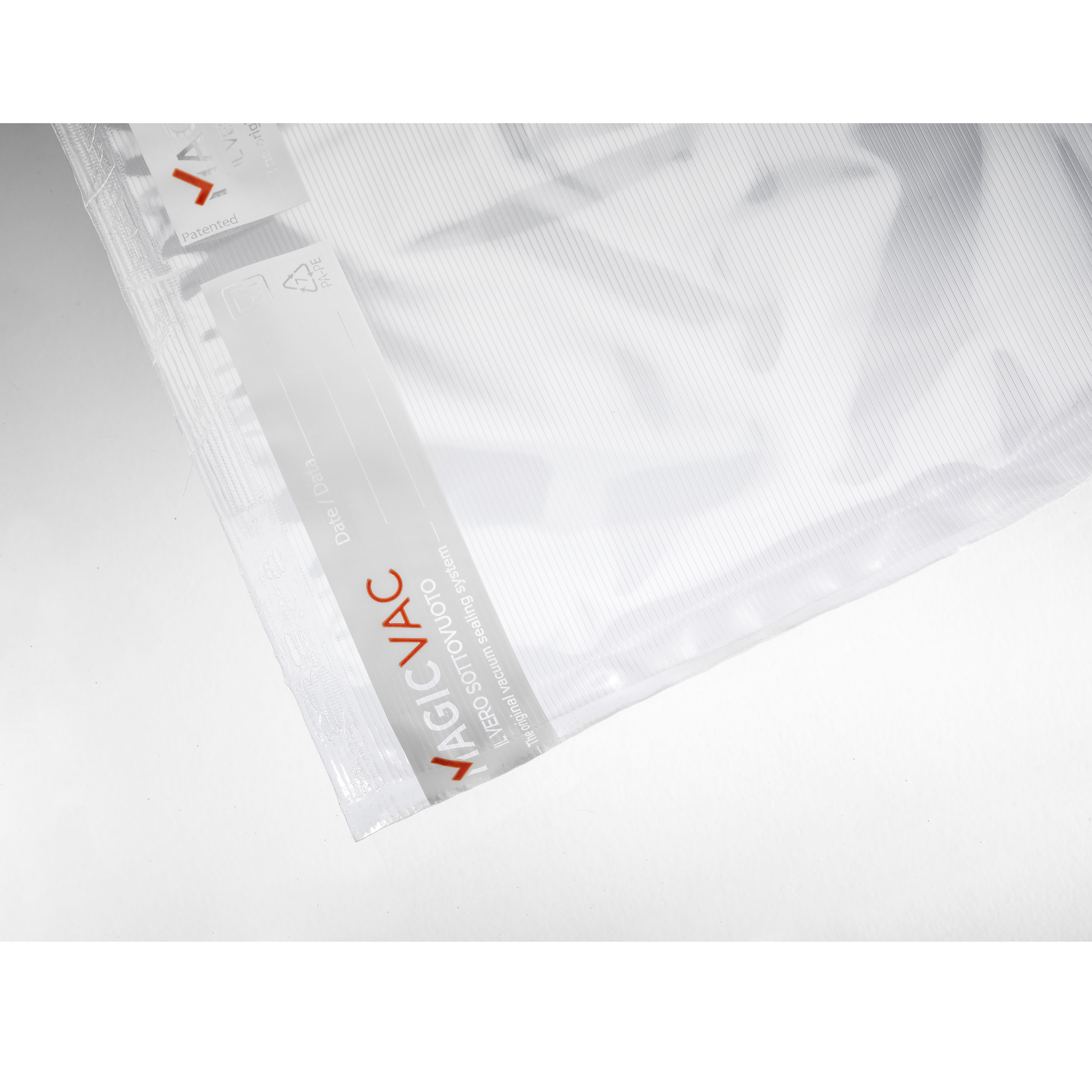 Una bolsa transparente de sellado al vacío. Muestra el logo 'VAGIC VAC' y la etiqueta 'Patented'.