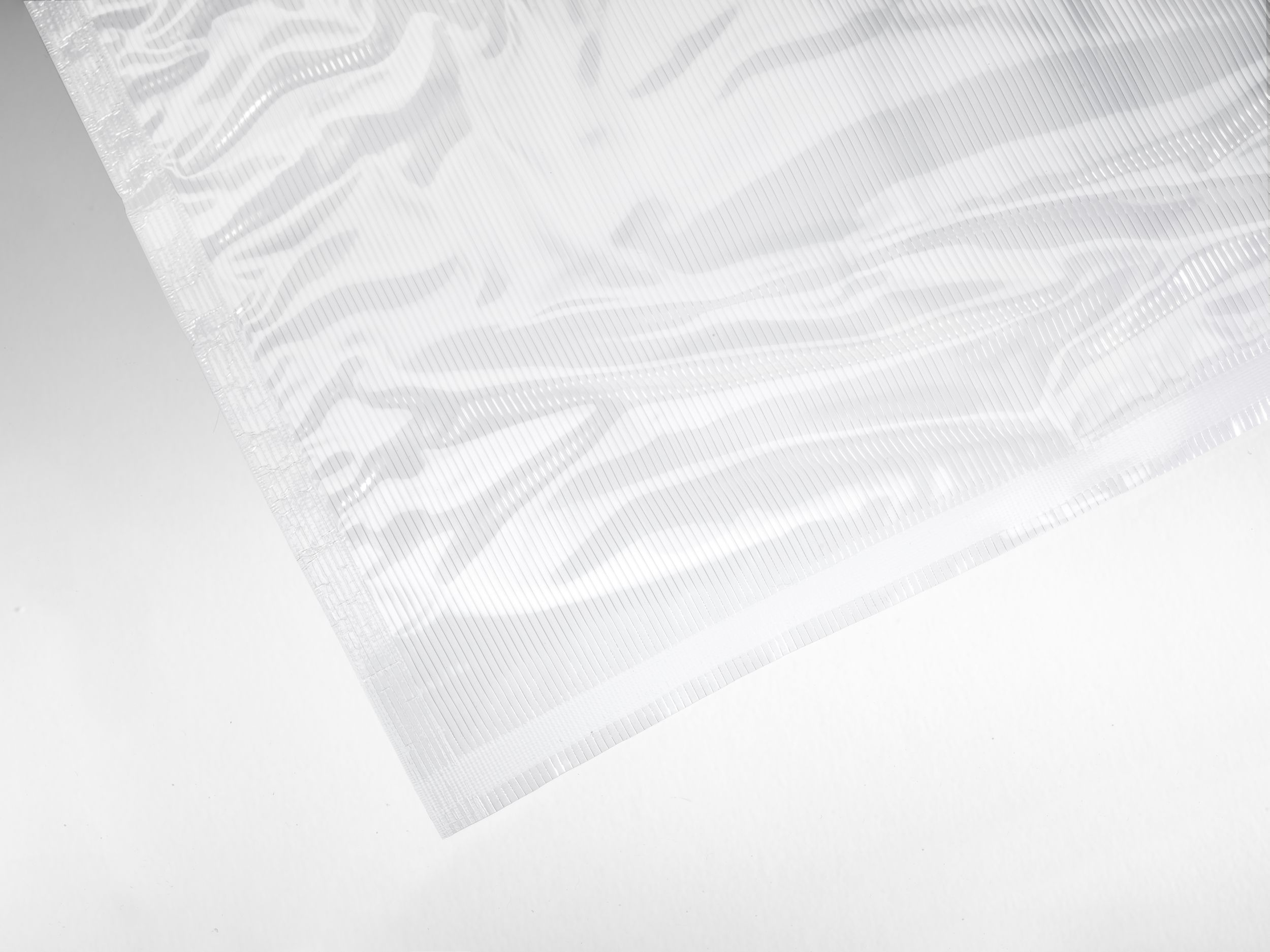 Primer plano de una bolsa de sellado al vacío transparente, mostrando la textura acanalada.