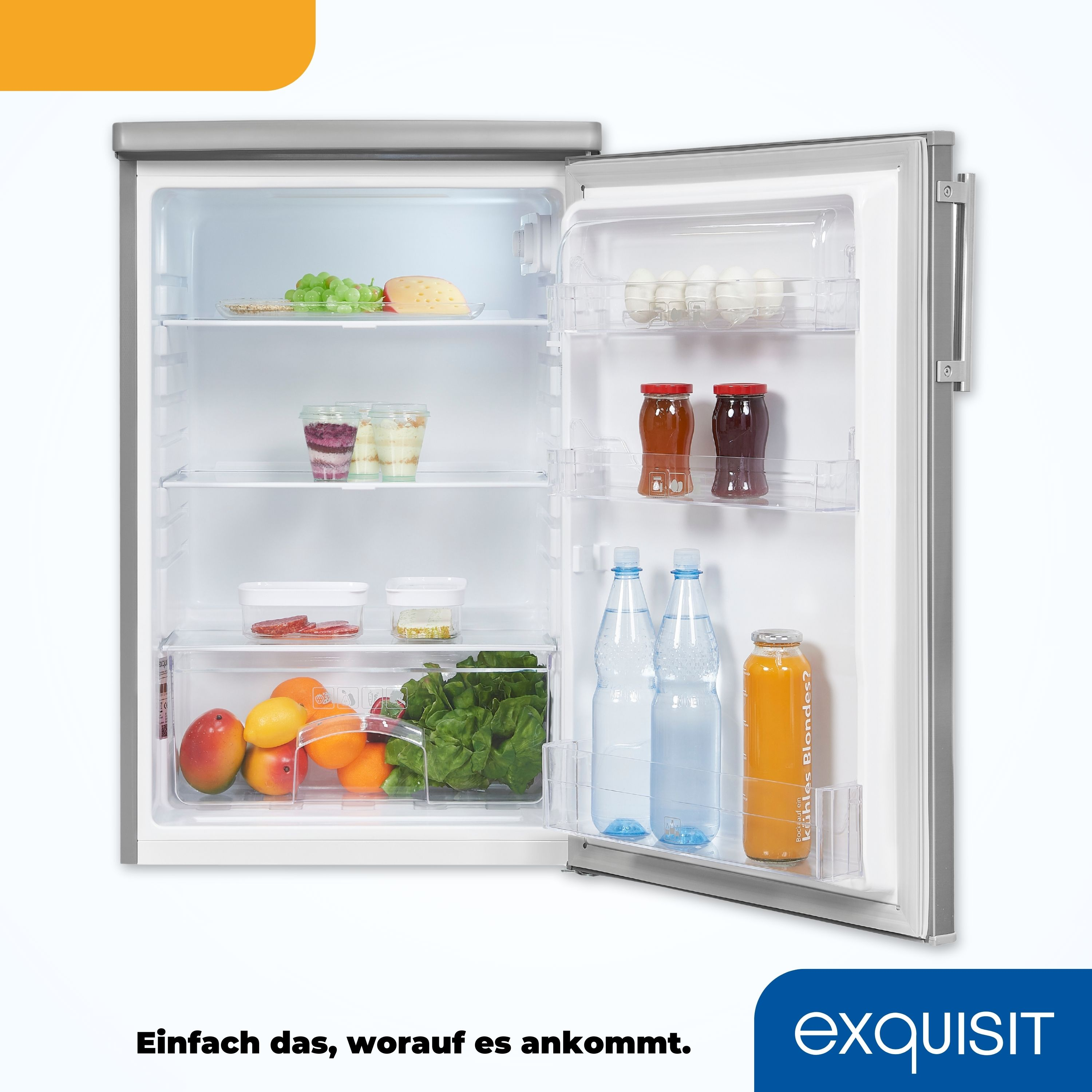 Ein Kühlschrank mit offener Tür. Im Inneren befinden sich Früchte, Gemüse und Flaschen. Silberner Rahmen.