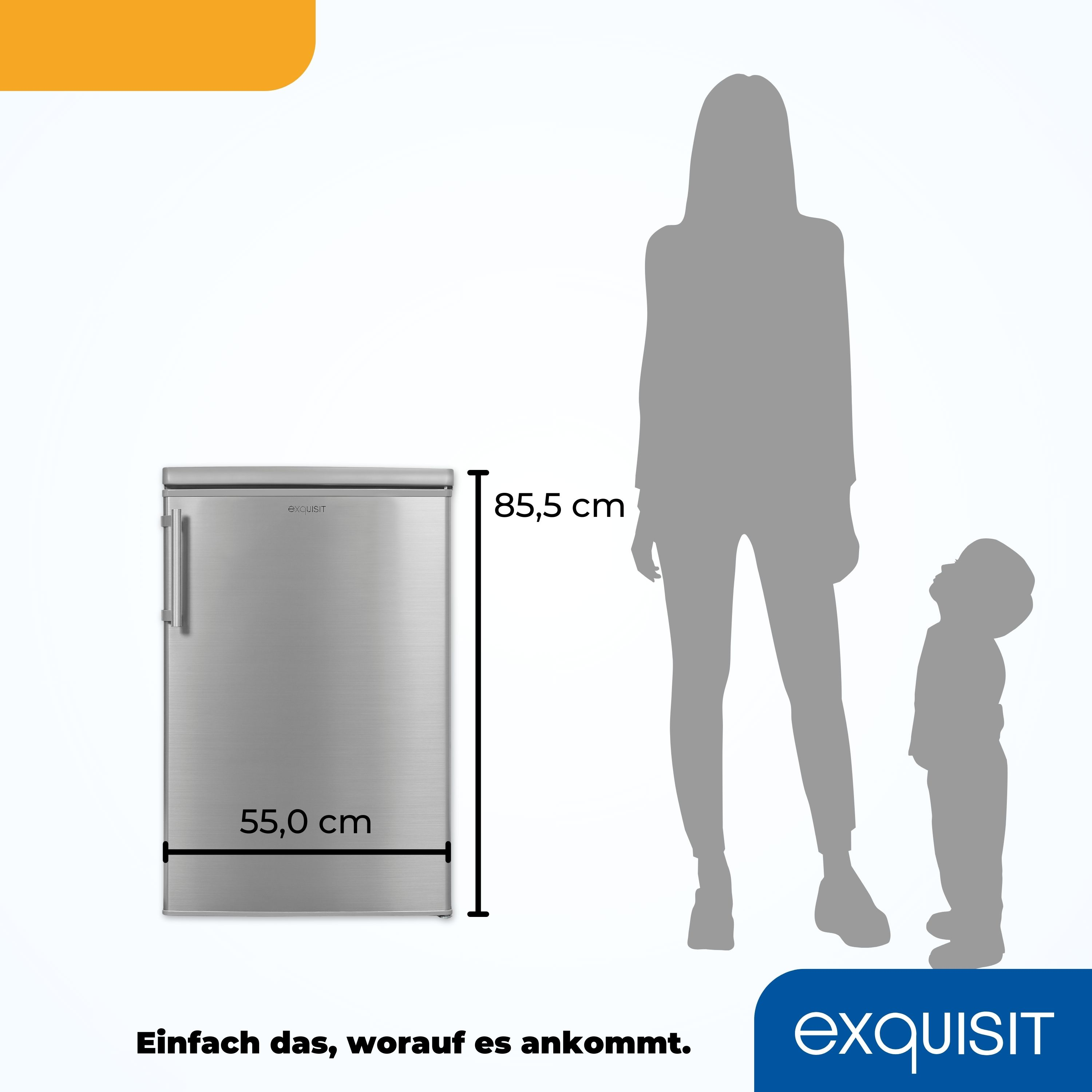 Ein silberner Kühlschrank mit Abmessungen, eine Frau und ein Kind stehen daneben.