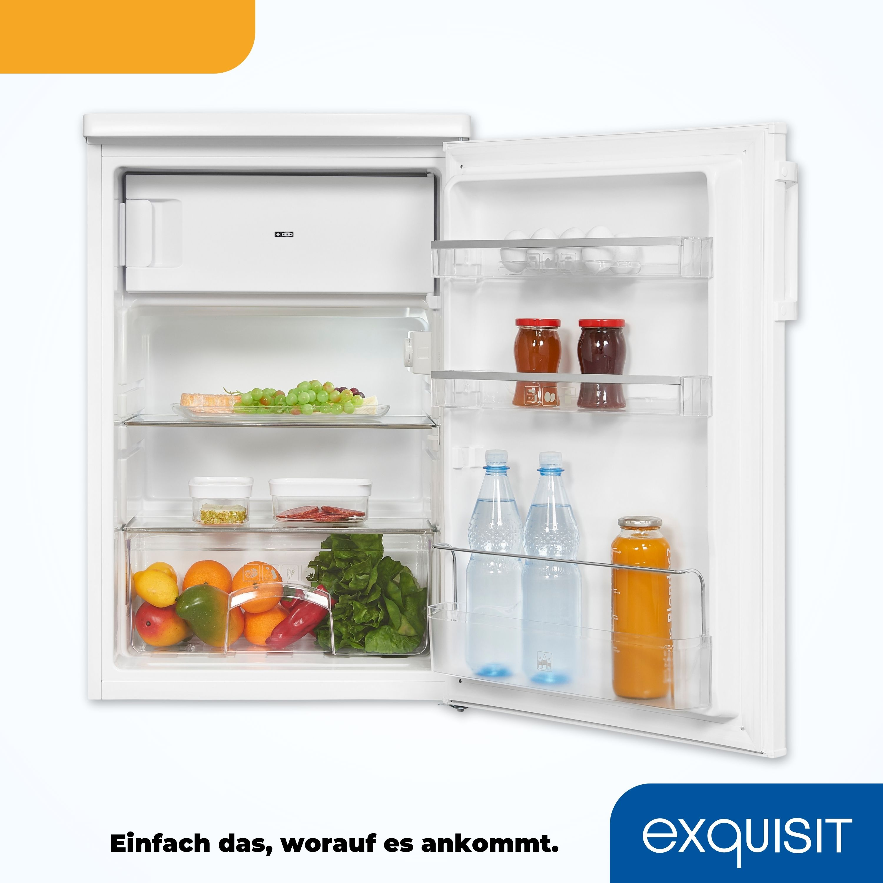 Weißer Kühlschrank mit offener Tür. Im Inneren sind Obst, Gläser und Flaschen sichtbar. Exquisit-Logo unten.