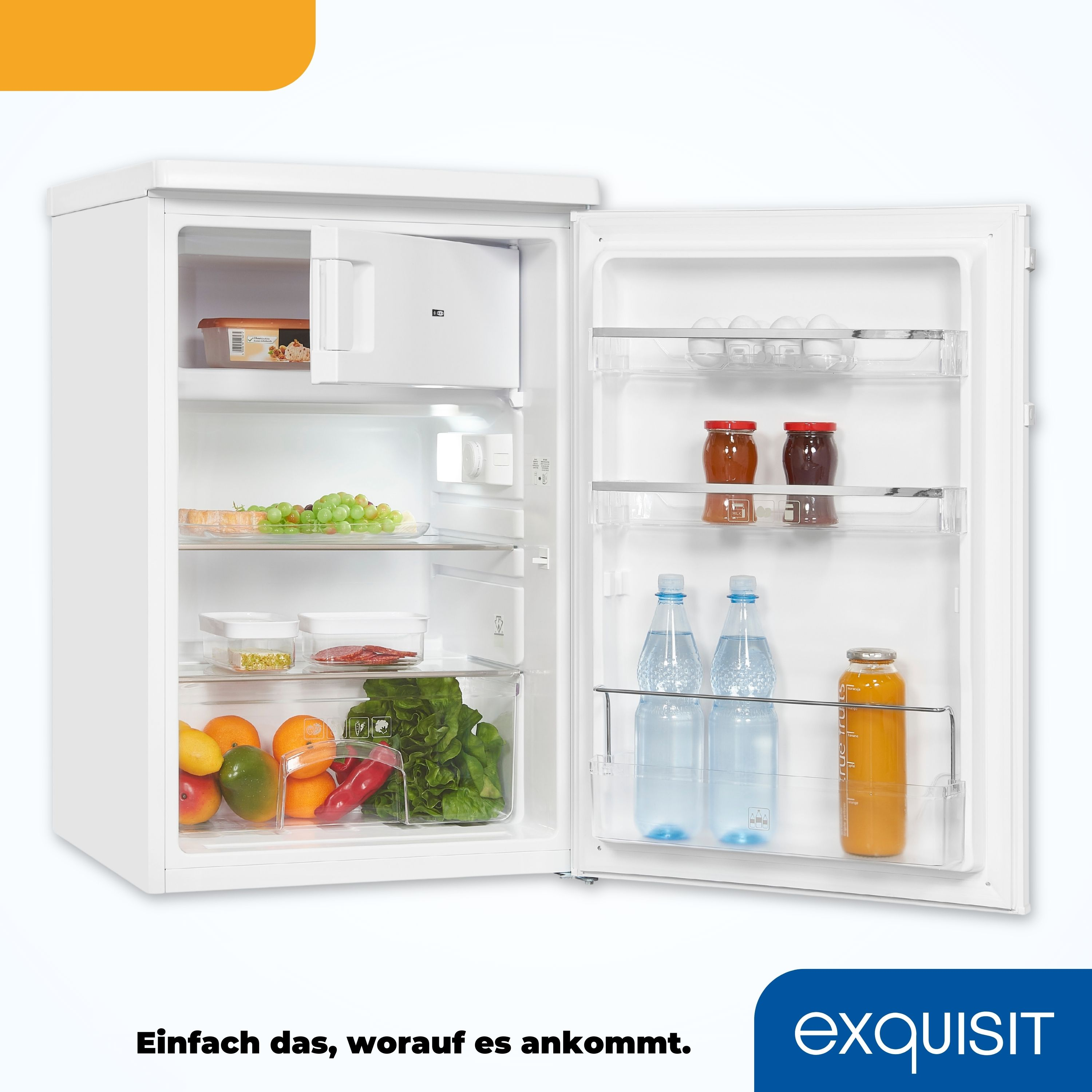 Weißer Kühlschrank mit offener Tür, die Regale mit Speisen und Getränken zeigt. Weißer Hintergrund.