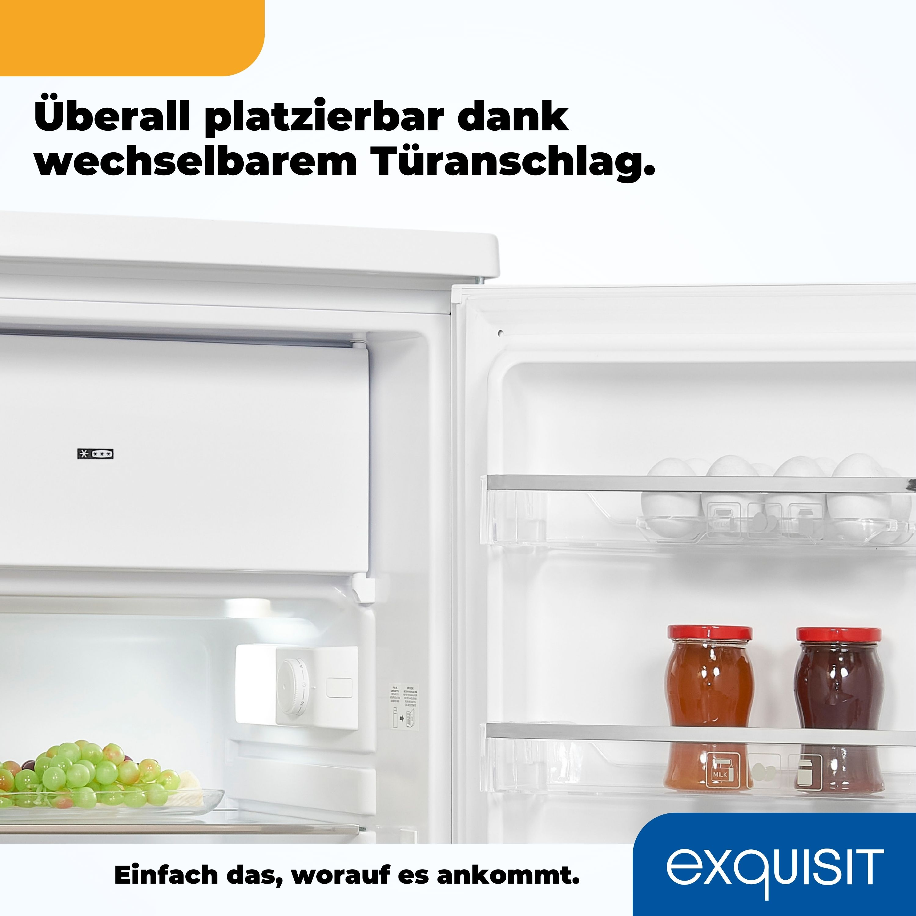 Kühlschrank mit offener Tür, zeigt Regale mit Gläsern und eine Schublade mit Trauben.