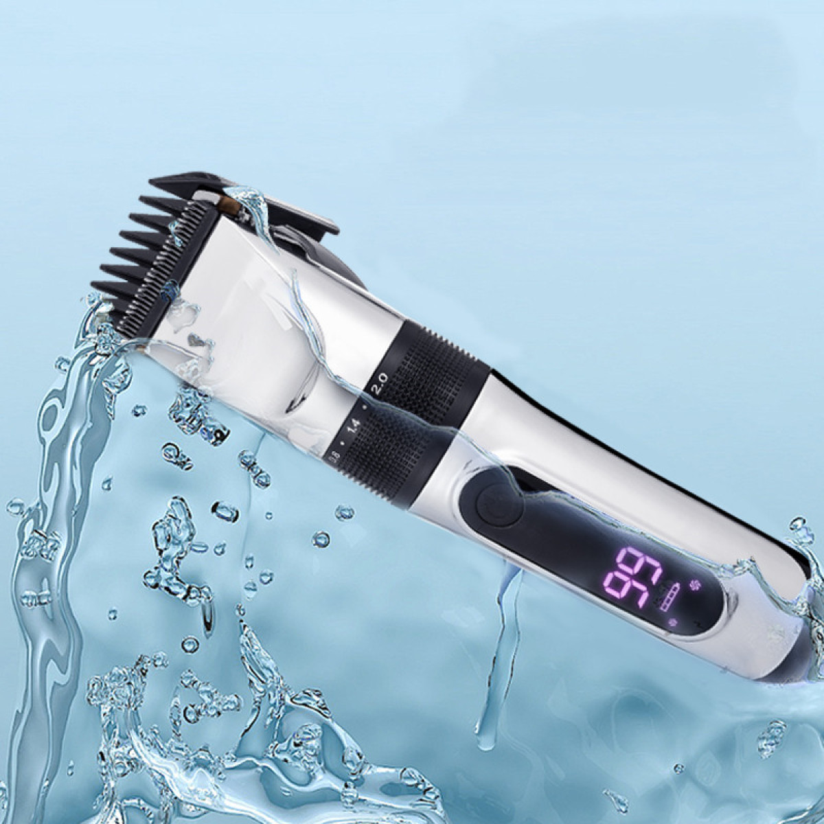 Srebrna elektryczna maszynka do włosów w wodzie. Wyświetlacz cyfrowy pokazuje liczbę 97.
