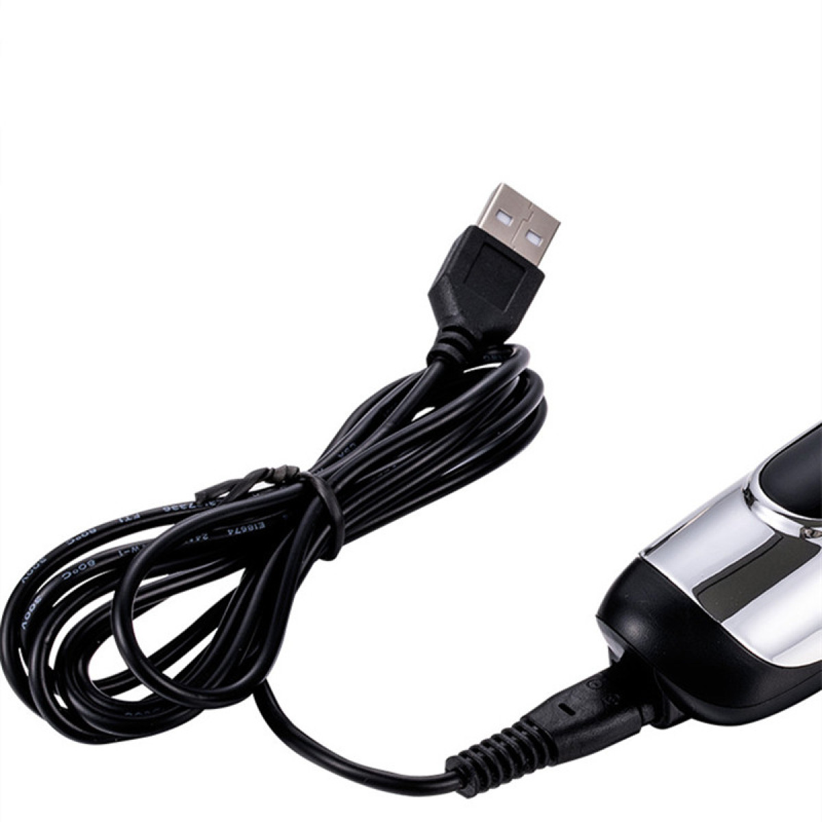 Czarny kabel USB zwinięty, z portem ładowania podłączonym do golarki elektrycznej.