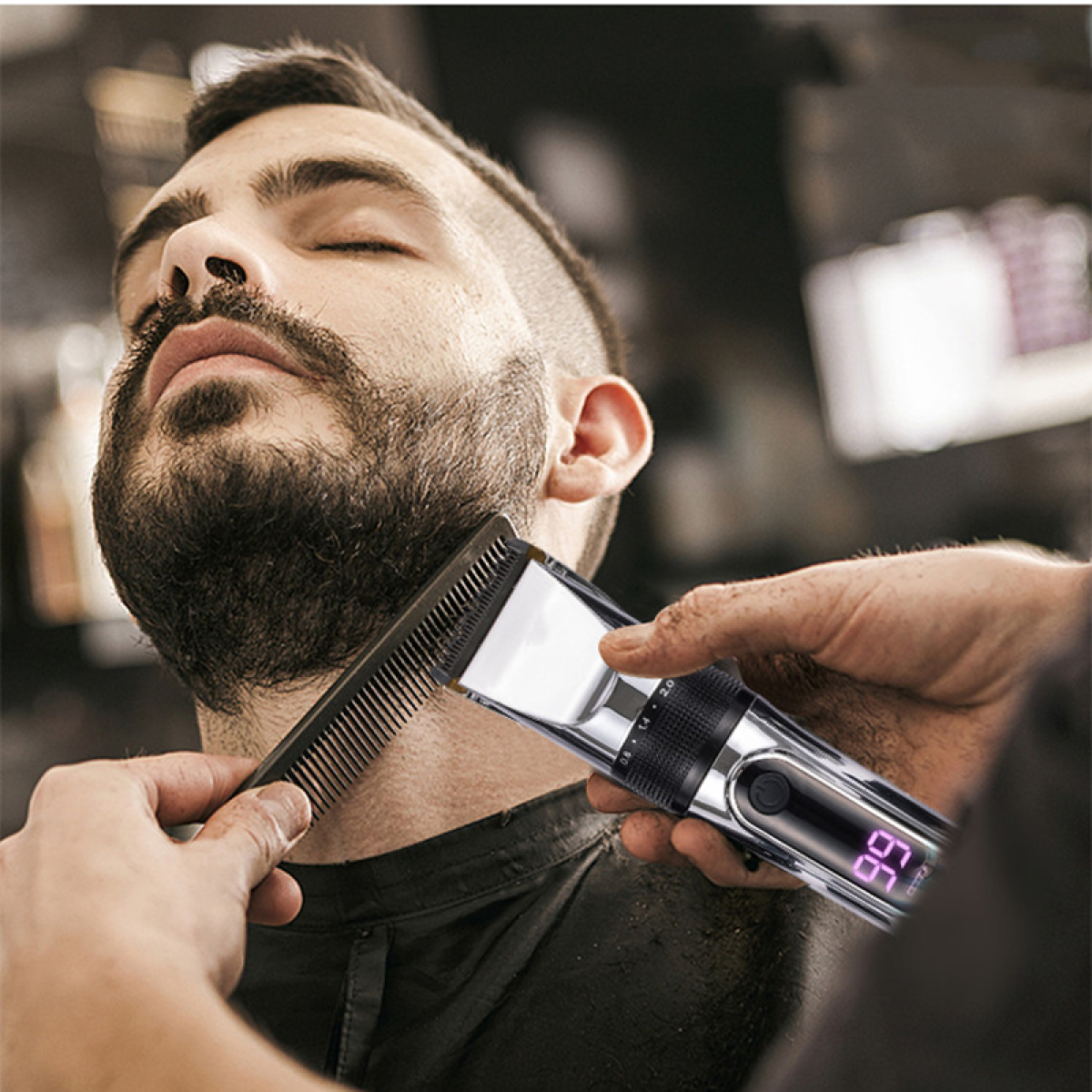 Mężczyzna strzyże brodę maszynką i grzebieniem w salonie.