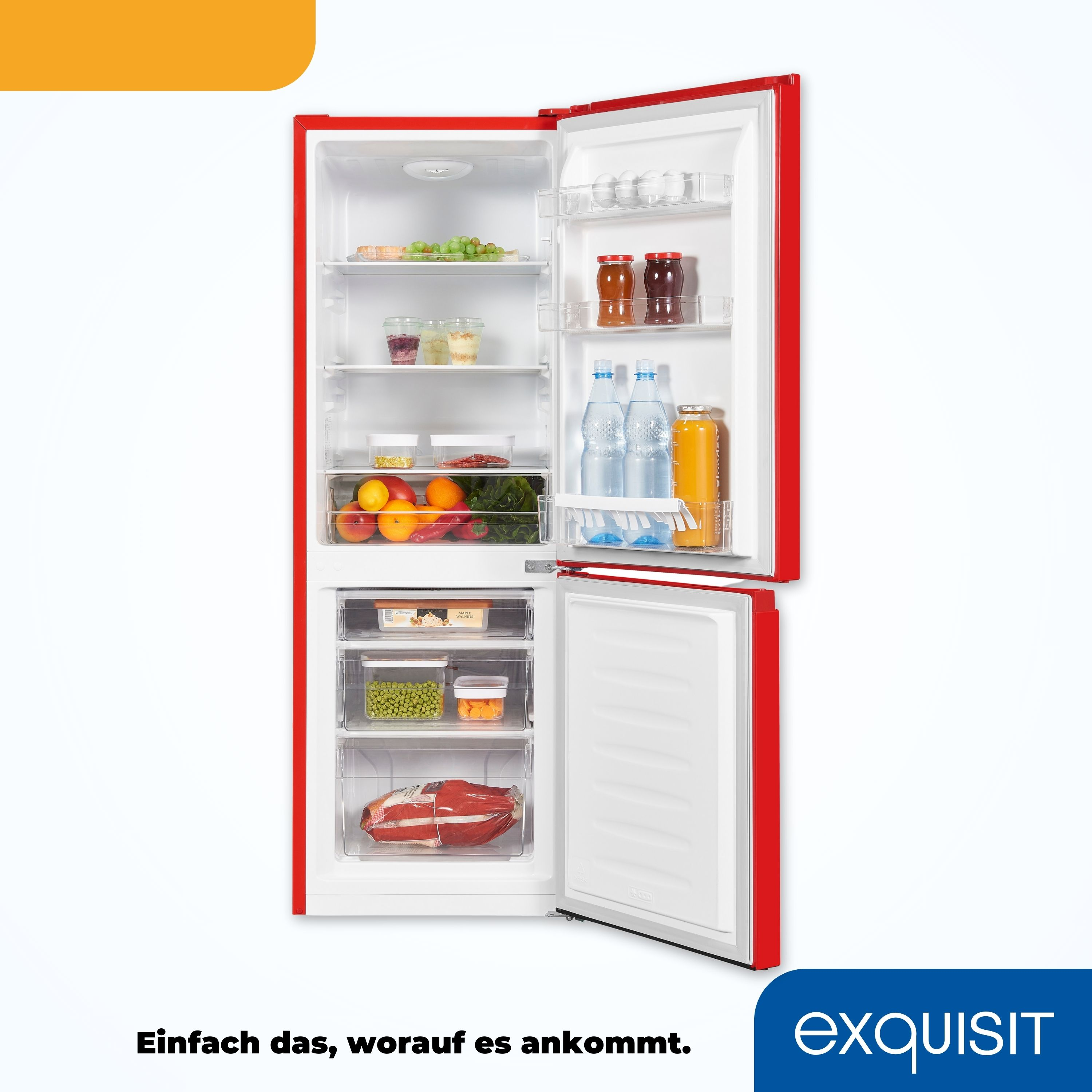 Ein roter Kühlschrank mit geöffneten Türen, zeigt Regale mit Speisen und Getränken. Der Hintergrund ist weiß.