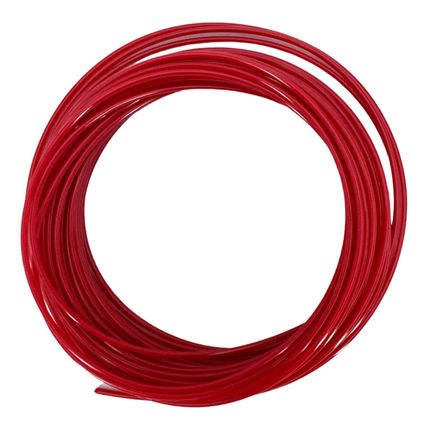 Filamento rojo enrollado para una impresora 3D, aislado sobre fondo blanco.
