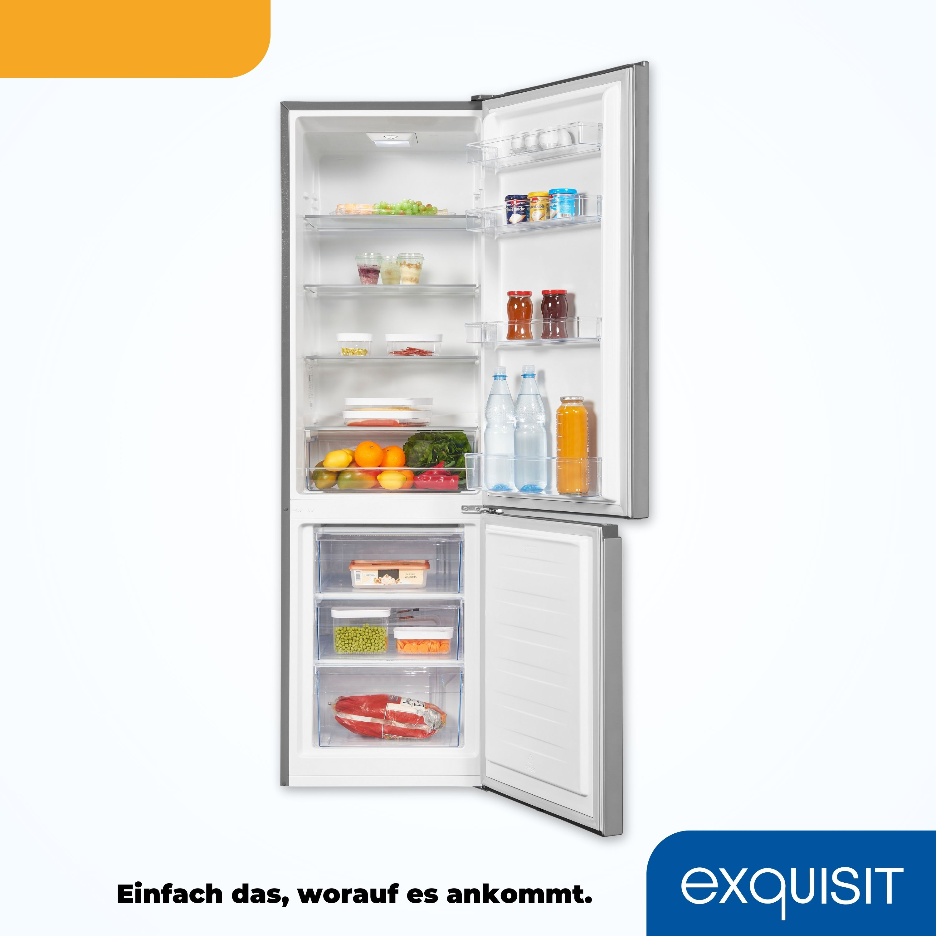 Kühlschrank mit geöffneten Türen, Inhalt wird gezeigt. Früchte, Flaschen und Behälter sind sichtbar.