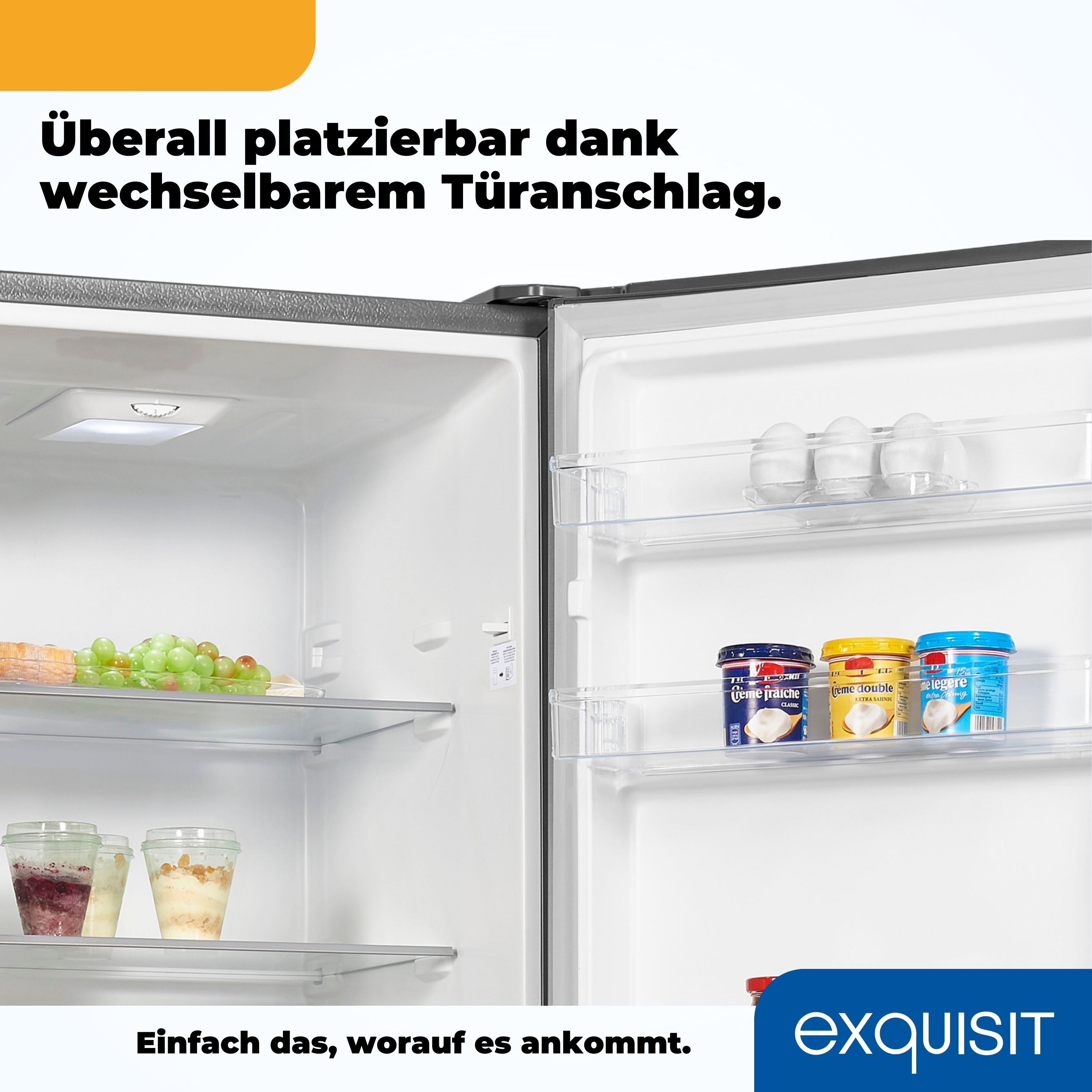Ein weißer Kühlschrank mit offener Tür, der Regale, Lebensmittel und das Markenlogo zeigt.