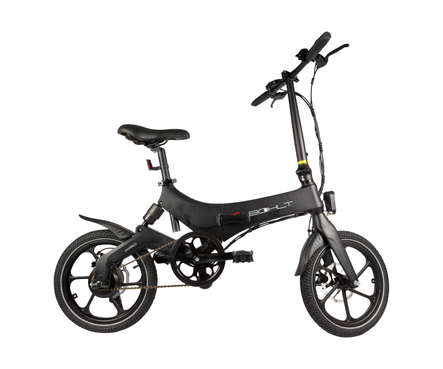 Vélo électrique noir avec selle et roues noires, guidon. Fond blanc.