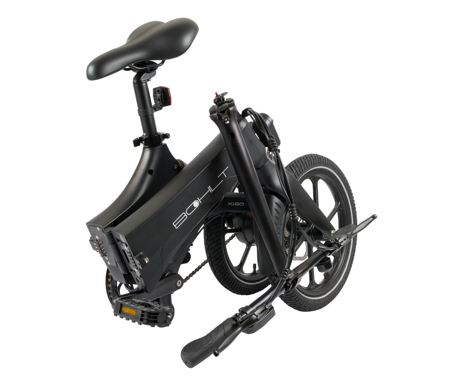 Un vélo électrique noir plié sur fond blanc. Les détails et le nom du vélo sont visibles.