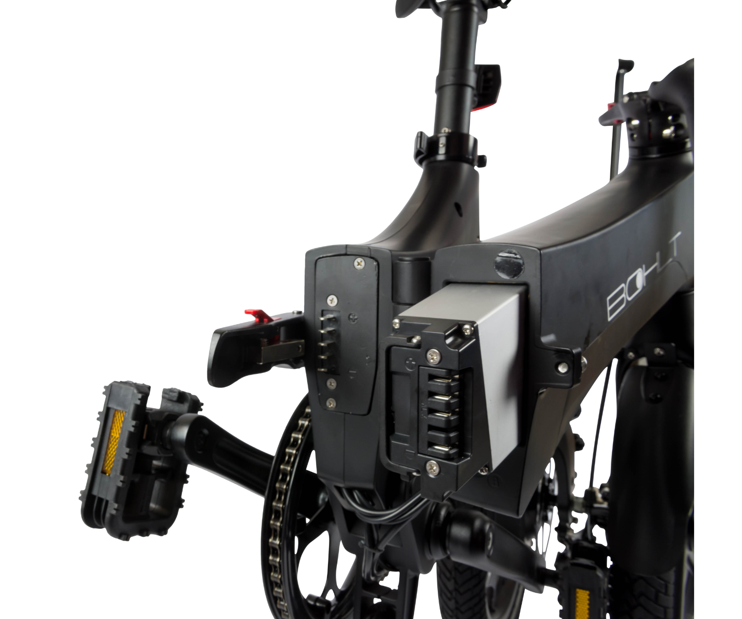 Cadre plié d'un vélo noir. La batterie est visible, ainsi que la chaîne et les pédales.