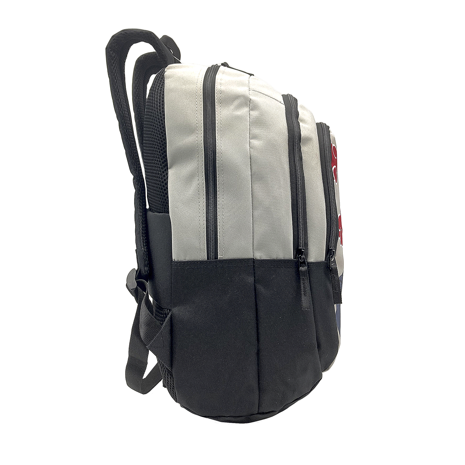 Una mochila con detalles negros, grises y rojos. Está sobre un fondo blanco.