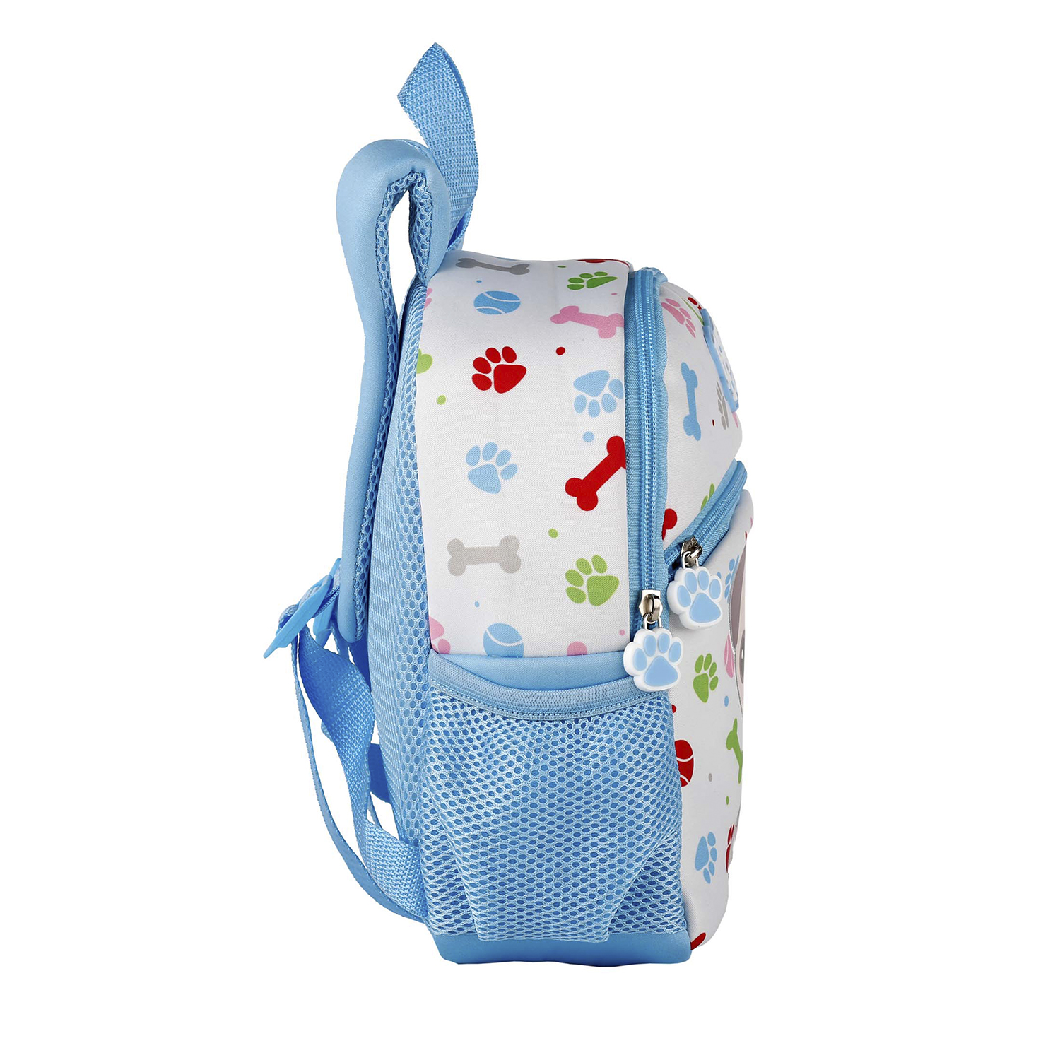 Zaino blu e bianco con impronte di zampe di cane e ossa. Ha una tasca laterale a rete e un manico blu.