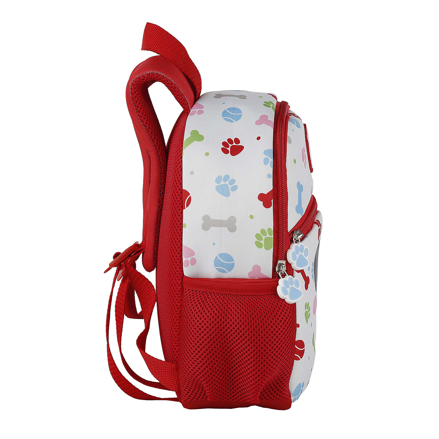 Una mochila roja y blanca con huellas de patas, huesos y un bolsillo de malla rojo.