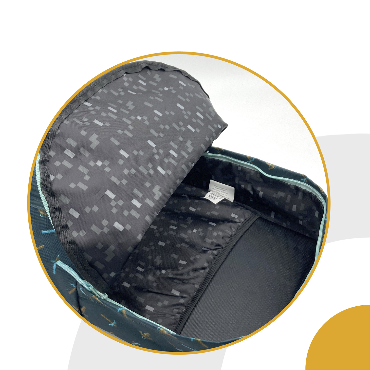 Interior de mochila abierta mostrando forro estampado, bolsillos y etiqueta.